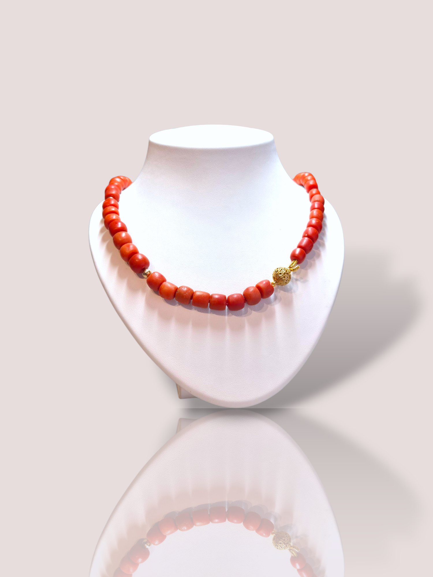 Dit vintage bloedkoralen collier met gouden bolletjes straalt klassieke elegantie uit. Perfect als statement sieraad, combineer de warme tinten van bloedkoraal met gouden accenten. Draag het op een zwarte top of jurk voor optimaal effect. Dit unieke sieraad voegt verfijning toe aan elke outfit en is ideaal voor speciale gelegenheden.

Het collier heeft prachtige bloedkoralen van 9 tot 10 mm dik en bevat 7 gouden bolletjes van 14k geel goud.
