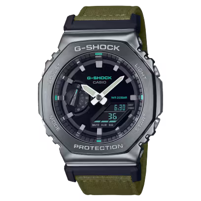 Maak een statement met een G-SHOCK uit de UTILITY metal-collectie. Deze innovatieve horloges combineren de iconische achthoekige vorm en de metalen kast van de GM-2100-serie met een casual band van textiel in een actuele kleur die past bij elke outfit. Het opvallende contrast van metaal en textiel zorgt voor een robuuste casual stijl.
