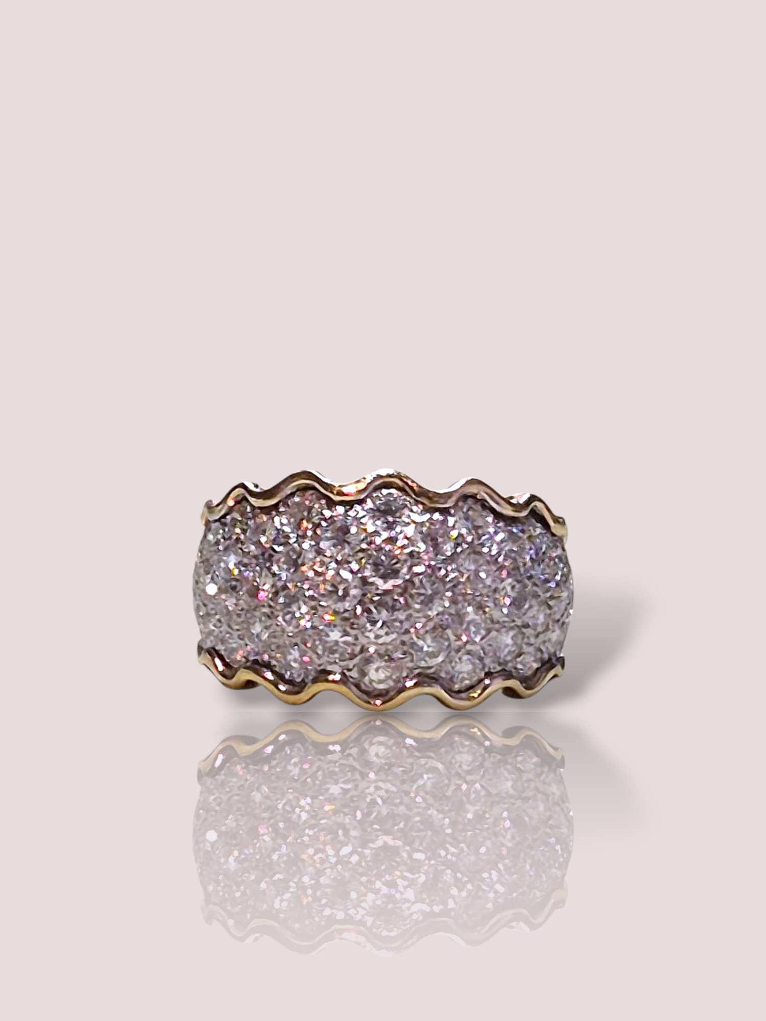 Deze vintage 18k gouden diamanten statementring straalt luxe en elegantie uit. Deze prachtige ring is perfect als eyecatcher bij speciale gelegenheden. Draag het op zichzelf voor een verfijnde look of combineer het met andere sieraden voor een gedurfde stijl. Een must-have voor elke sieradenliefhebber.

De ring heeft maar liefst 64 briljant geslepen diamanten van 0,05ct tot 0,08ct. In totaal heeft deze ring 3,42ct aan schitterende diamanten.
