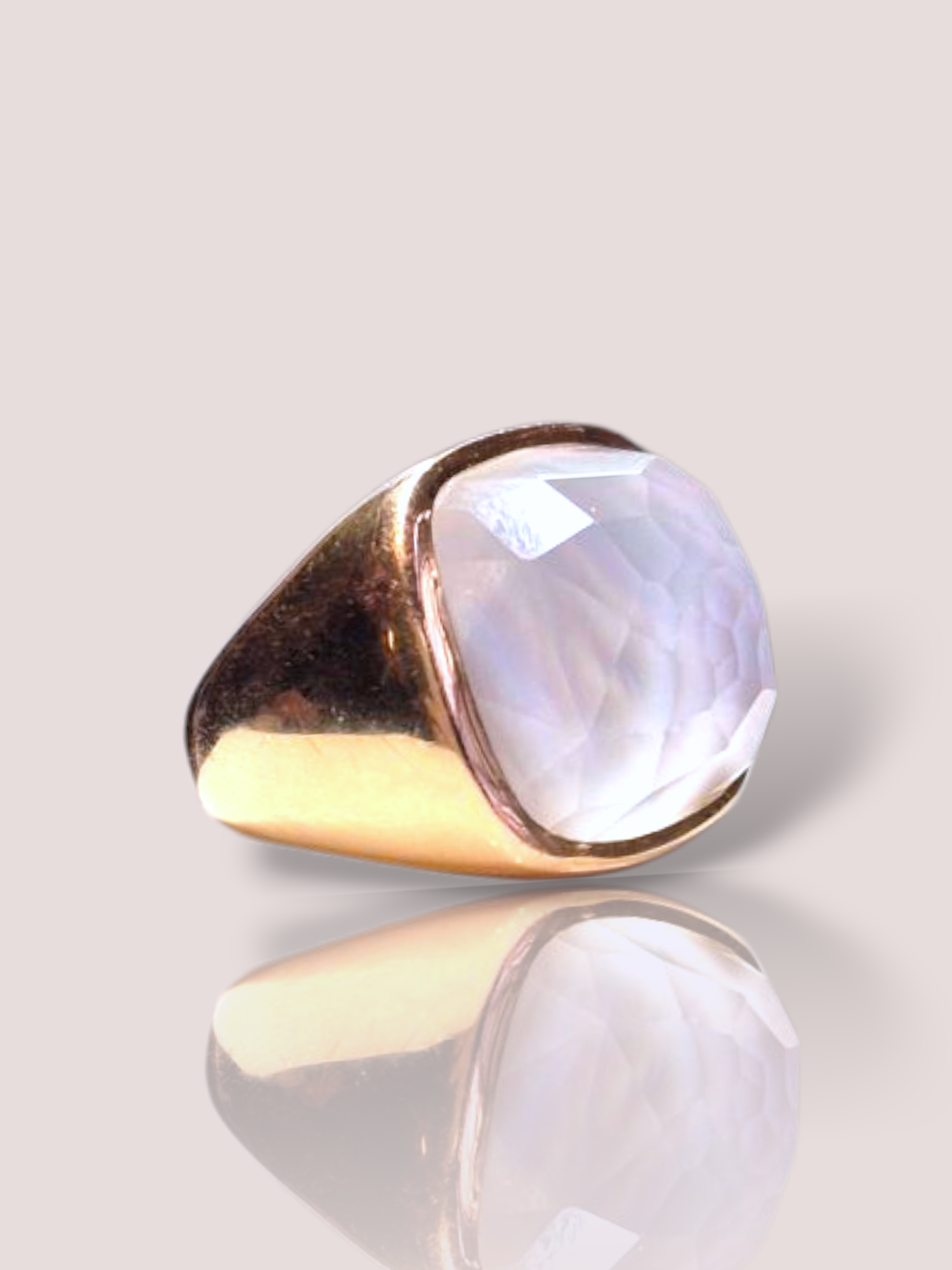 Deze vintage 18k roségouden Tirisi ring met maansteen is een elegante statementring. Het combineert luxe met een vleugje mysterie door de glinsterende maansteen. Ideaal voor zowel speciale gelegenheden als dagelijkse elegantie. Draag het solo of combineer met andere fijne sieraden voor een gelaagd effect. Voeg tijdloze klasse toe aan elke outfit.

De ring is circa 2 bij 2 cm.