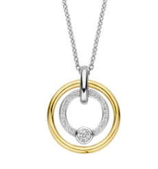 Ervaar tijdloze elegantie met de TI SENTO vergulde zilveren ketting 34056ZY/42, een betoverend ontwerp dat hemelse charme uitstraalt. Gemaakt van 925 sterling zilver en verguld met luxueus geelgoud, heeft deze ketting een fascinerende dubbele cirkelhanger. De binnenste cirkel schittert met een verblindend pavé van cubic zirconia, waarbij een centrale ronde witte zirconia steen prachtig het licht vangt. De warme gloed van het goud voegt een vleugje luxe toe aan dit al indrukwekkende stuk. Deze verfijnde ketting belichaamt het symbool van oneindigheid, dat eindeloze energie en eenheid vertegenwoordigt. Het voegt een vleugje luxe en verfijning toe aan je look, en biedt een glimp van ontsnapping aan het dagelijks leven. Laat deze ketting met zijn gouden glans het middelpunt van je ensemble zijn. Met zorg vervaardigd voor gevoelige huid, garandeert deze nikkelvrije en hypoallergene ketting blijvend comfort en kwaliteit.