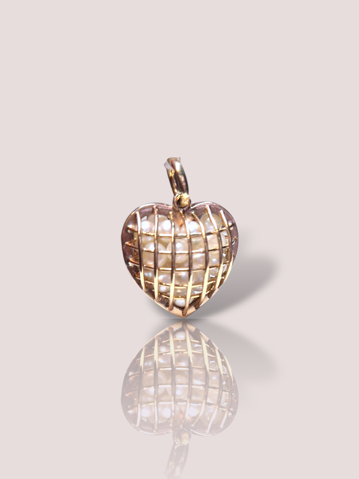 Deze prachtige vintage 14k geelgouden hart hanger is gevuld met delicate pareltjes. Het hart is 2,5 bij 2,5 cm. Draag deze hanger charmant aan een fijne ketting om de liefdevolle uitstraling te accentueren. Perfect voor elke gelegenheid, voeg het toe aan je collectie voor een elegante touch.

Dit hart is ook beschikbaar in een grotere uitvoering.