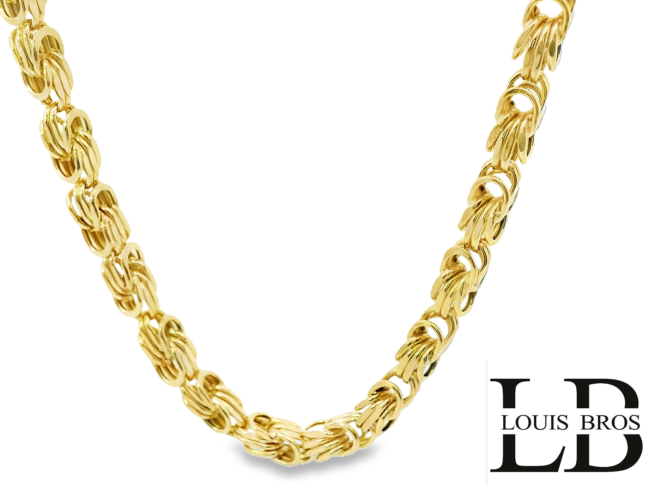 Deze collier van Louis Bros is vervaardigd uit 14 kraat geelgoud (17.25 gr) .Het collier heeft een lengte van 65 cm en een dikte van 3.5 mm. 
Dit collier voor heren combineert stoerheid met een speelse touch. Het stevige ontwerp straalt kracht en zelfvertrouwen uit, terwijl de subtiele details een eigentijdse flair toevoegen. Perfect voor de man die houdt van een opvallend accessoire dat zowel robuust als leuk is. Dit collier is een veelzijdig sieraad dat elke outfit een stijlvolle en unieke uitstraling geeft.