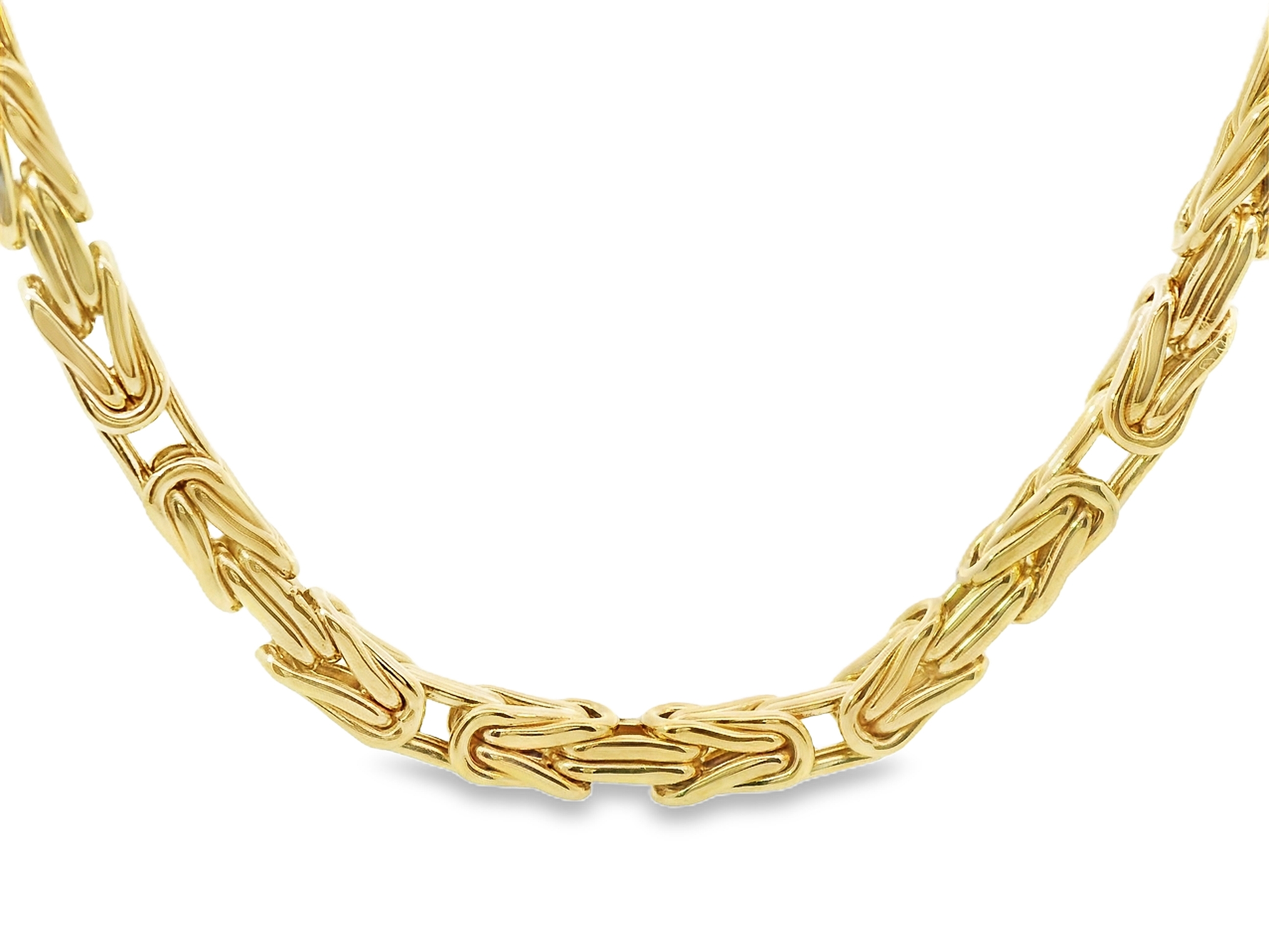 Dit prachtige geelgouden collier is vervaardigd uit 14 karaat goud (32.59 gr) en uitgevoerd in de klassieke en karakteristieke koningsschakel. De koningsschakel staat bekend om zijn robuuste, sierlijke structuur waarbij de schakels op verfijnde wijze in elkaar grijpen. Dit geeft het collier een luxe, elegante uitstraling met een subtiele twist van vakmanschap.

De schakels zijn vakkundig gepolijst voor een schitterende glans die de warme gloed van geelgoud versterkt. Het collier voelt stevig en solide aan, en is perfect geschikt als statement piece of om te combineren met een hanger voor een persoonlijke touch.

Kenmerken:

Materiaal: 14 karaat geelgoud

Type schakel: Koningsschakel

Afwerking: Hoogglans gepolijst

Stijl: Klassiek, tijdloos en elegant

Geschikt voor: Dames en heren
Verkrijgbaar vanaf 45 cm!