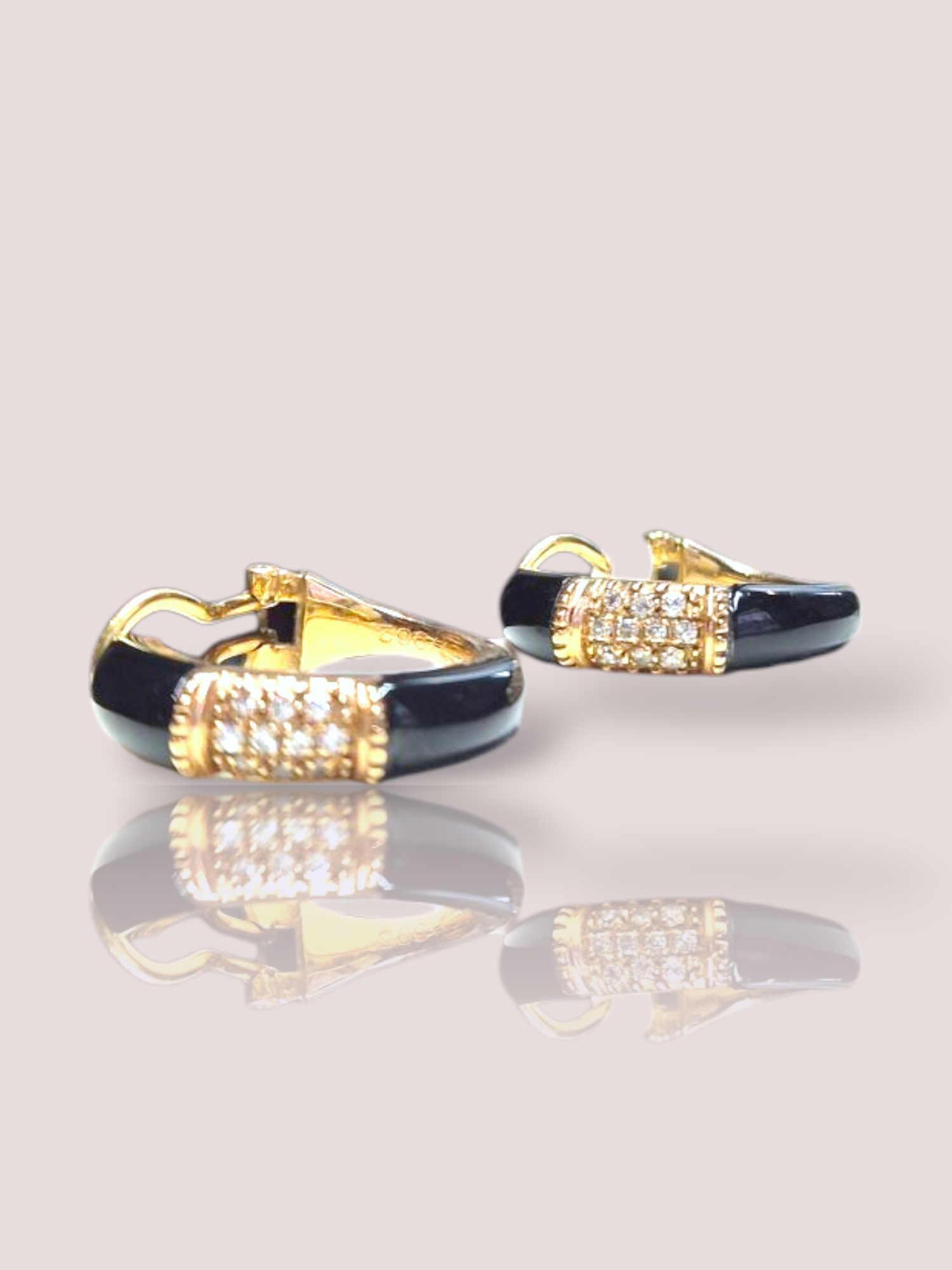 Deze prachtige vintage 14k geel gouden oorbellen combineren klassieke elegantie met moderne flair. Versierd met onyx en diamant, stralen ze luxe uit. Perfect te dragen bij zowel formele als informele gelegenheden, voegen deze creool oorbellen een verfijnde touch toe aan elke outfit. Ideaal voor een avondje uit of een chique evenement. De oorbellen hebben een diameter van 3,5 cm.

De oorbellen zijn voorzien van clips, maar kunnen desgewenst vermaakt worden naar oorstekers.