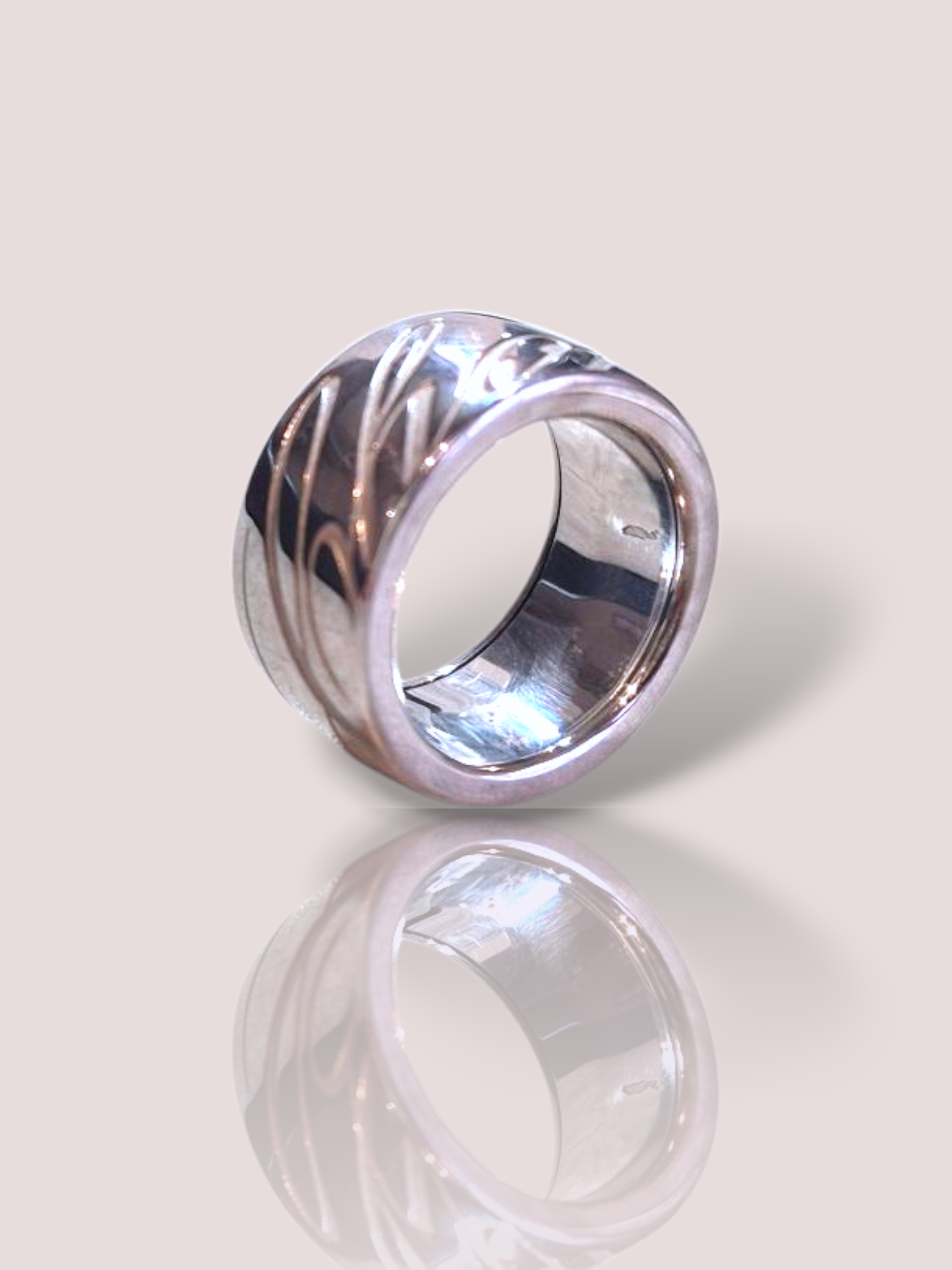 Deze prachtige Chopard Chopardissimo ring is gemaakt van witgoud en heeft een tijdloos ontwerp met het iconische Chopard logo. De ring is subtiel en elegant, waardoor hij perfect is voor dagelijks gebruik of speciale gelegenheden. Combineer hem met andere witgouden sieraden voor een stijlvolle look. Deze ring is een tijdloze toevoeging aan je sieradencollectie.


