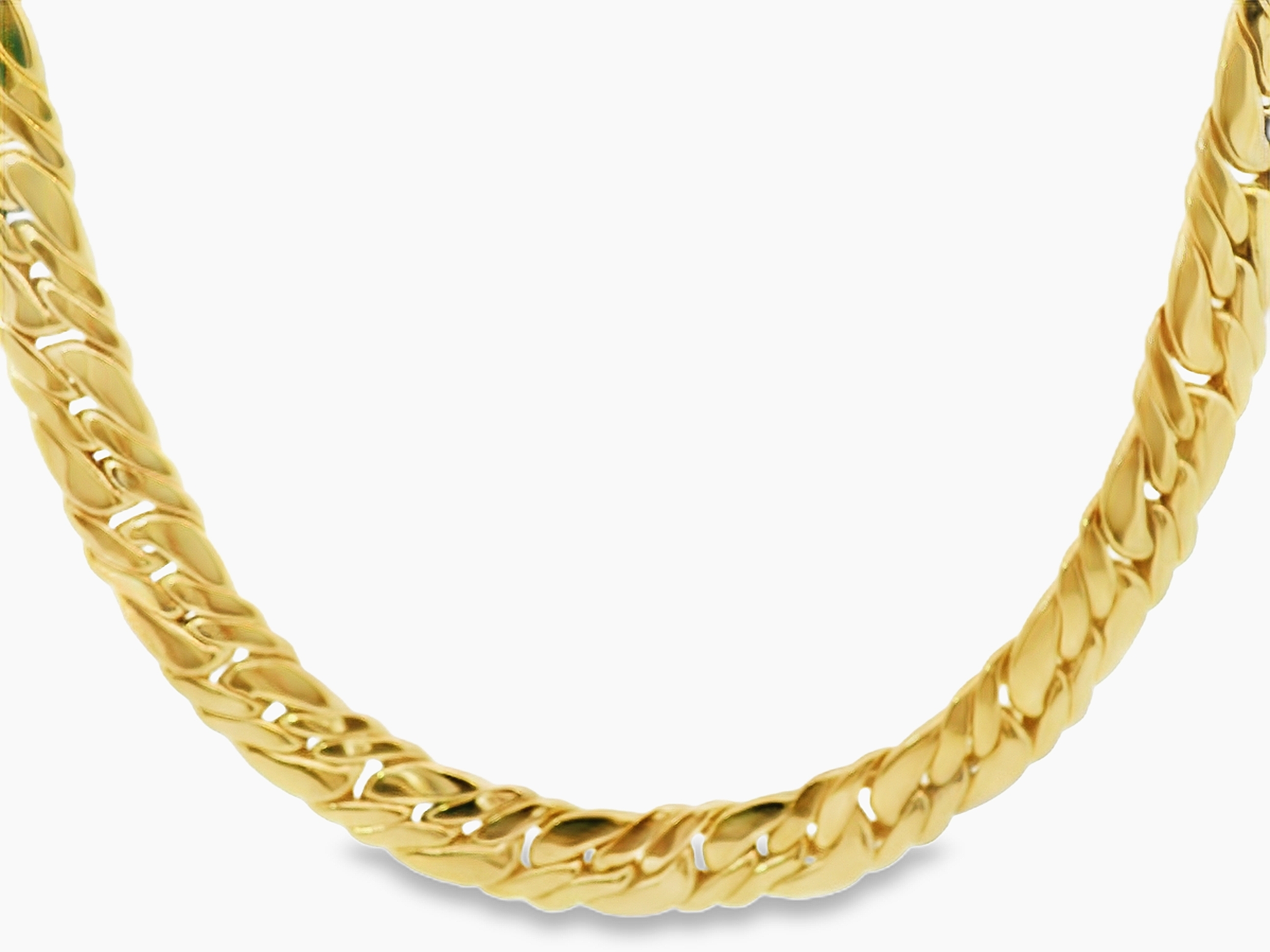 Dit unisex  collier van Louis Bros is vervaardigd uit 14 karaat geelgoud (39.35 gr.). Het collier heeft een lengte van 60 cm en een breedte van 8.70 mm. En een dikte van 2.75 mm. Deze collier is stijlvol en gemakkelijk te combineren. 