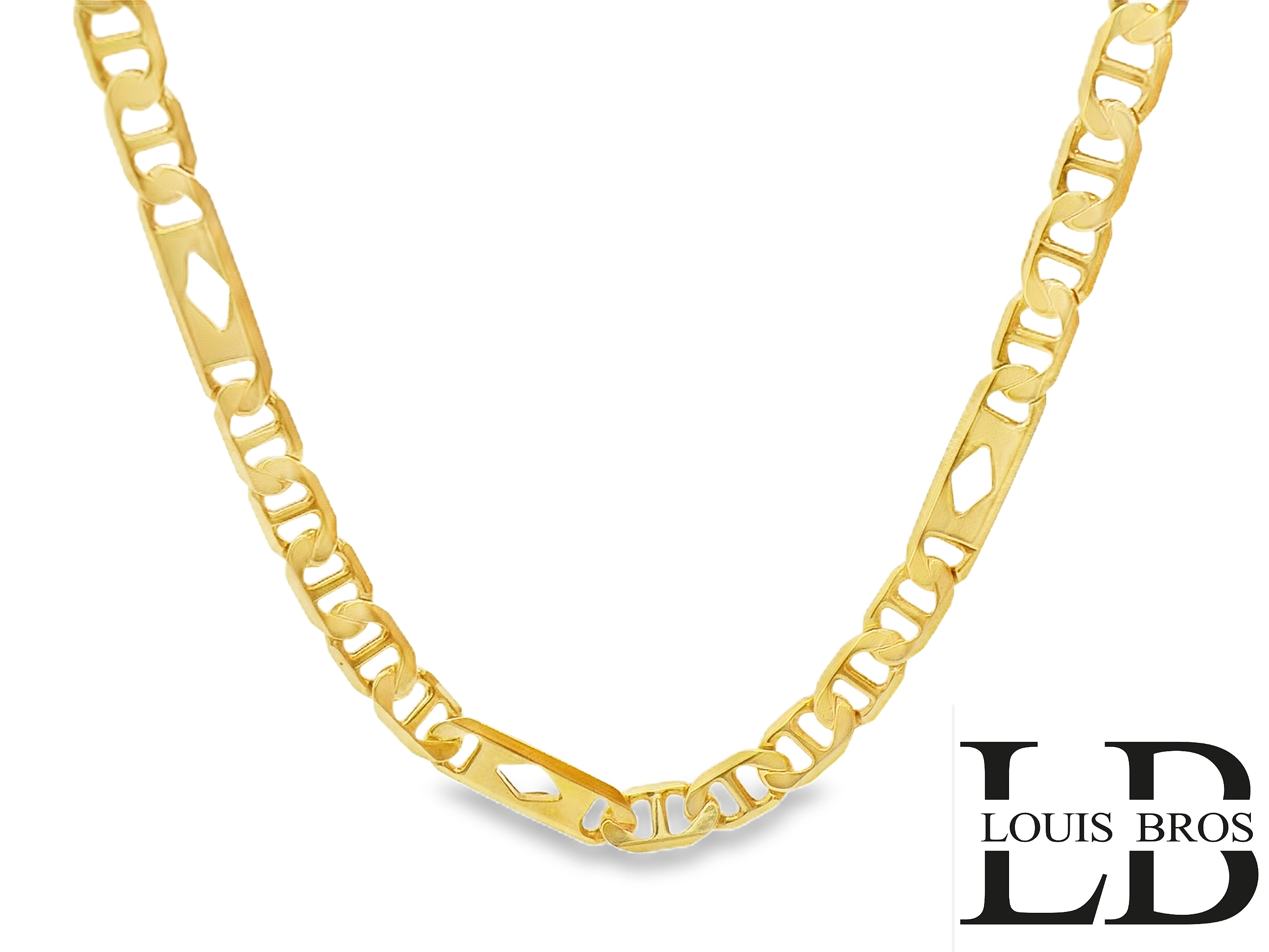 Dit unisex  collier van Louis Bros is vervaardigd uit 14 karaat geelgoud (12.55 gr.). Het collier heeft een lengte van 45 cm en een breedte van 4 mm. En een dikte van 1 mm. Deze collier is stijlvol en gemakkelijk te combineren.