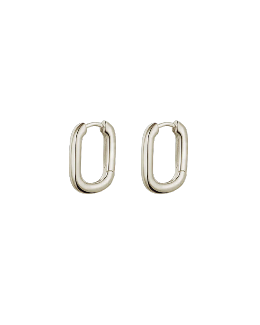 Een paar zilveren oorringen Fabnora model square hoops