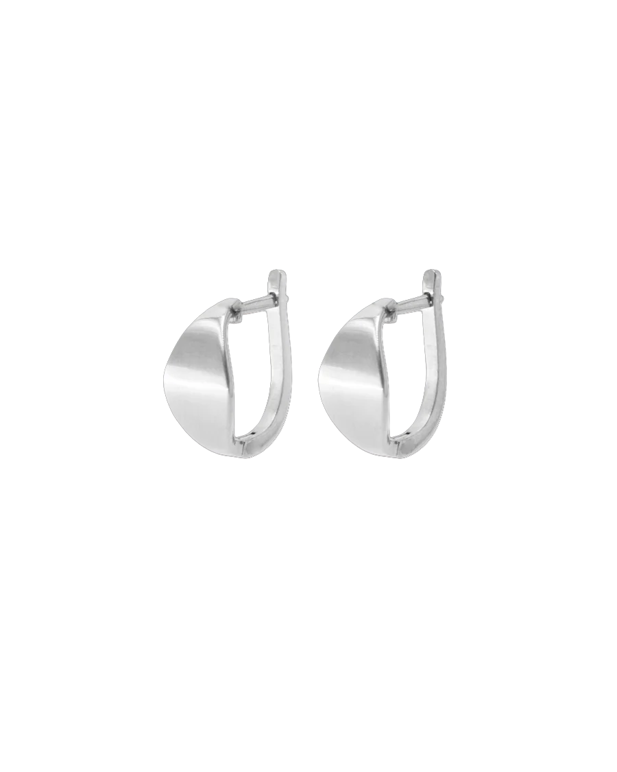 een paar zilveren oorringen Fabnora model signature hoops.