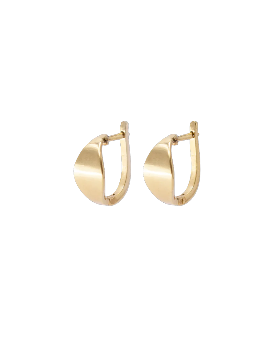 een paar zilver vergulde oorringen Fabnora model Signature Hoops.