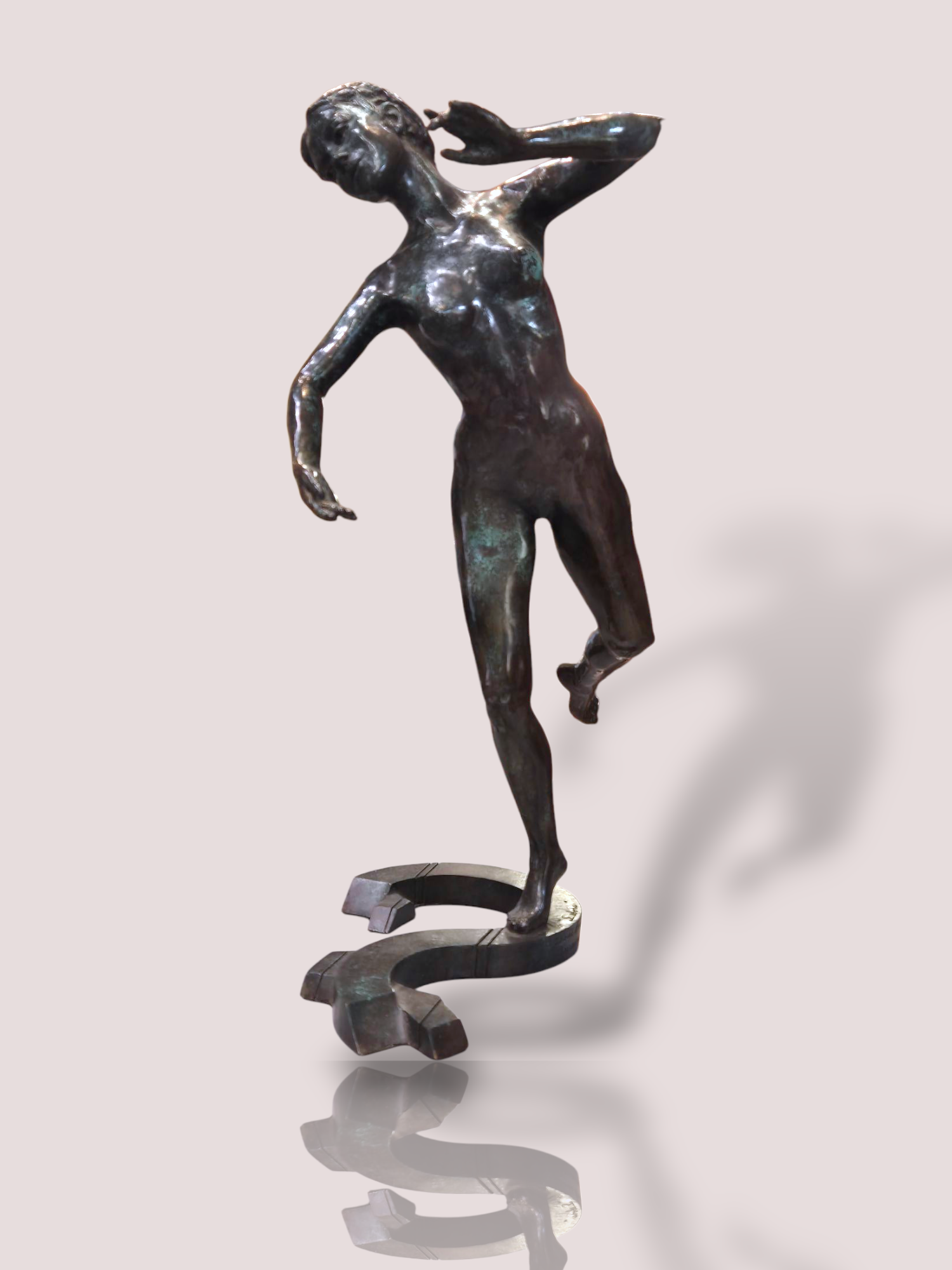 Dit prachtige bronzen sculptuur Debora gemaakt door het kunsternaarsduo Jean en Marianne Bremers voegt een vleug elegantie en kunst toe aan elk interieur. 

Dit prachtige beeld heeft een intogen kleur en is door haar formaat prachtig om als statement accessoire op een lage tafel of sokkel te plaatsen. Creëer een verfijnde sfeer door het te combineren met andere kunstwerken of door het centraal te stellen in de kamer.

Het beeld is58 bij 42 cm en weegt 8 kilo.
