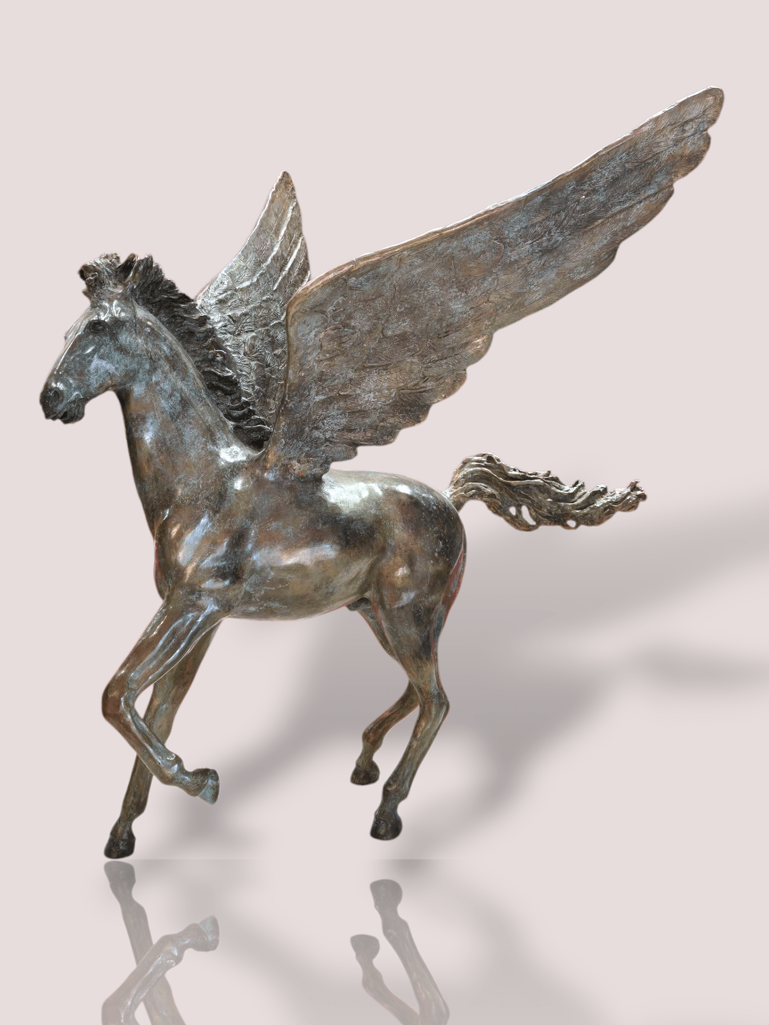 Het Bronzen beeld Pegasus van Jean Marianne Bremers, is een zeer gewilde sculpture waarvan 12 beelden zijn uitgebracht. Dit beeld betreft nummer 3 uit de serie. Dit werk is een indrukwekkend accessoire dat elegantie en kracht toevoegt aan elke ruimte. 

Dit kunstwerk belichaamt kracht en vrijheid, perfect voor liefhebbers van unieke en artistieke stukken. Op het hoogste punt is het beeld 70cm hoog. Plaats het op een prominente plek in uw interieur om een statement te maken en uw decor een artistieke flair te geven.