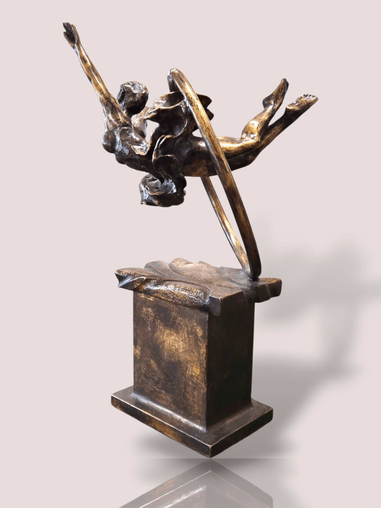 Dit prachtige bronzen sculptuur 'Yvonne' van Jean Marianne Bremers, is een uniek kunstwerk waar er slechts 1 van gemaakt is. Dit prachtige bronzen sculptuur toont de lichtvoetigheid van een dansende ballerina en voegt met de beeltenis een artistieke flair toe aan elke ruimte. Plaats het op een centrale plek zoals een salontafel of boekenplank om zijn schoonheid te benadrukken. Ideaal voor kunstliefhebbers die hun interieur willen verrijken.