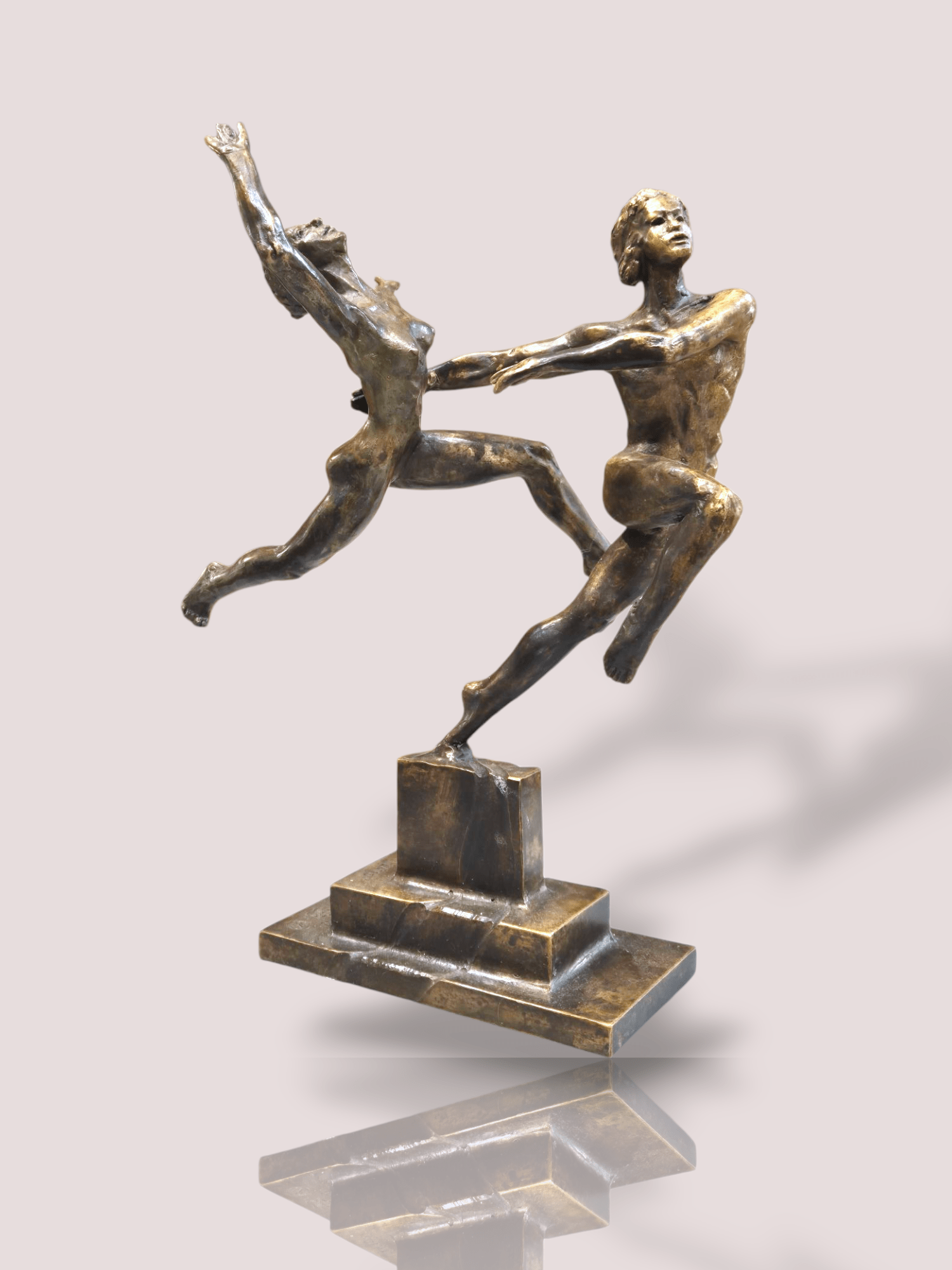 Het Bronzen beeld Alleato van Jean Marianne Bremers is een uniek werk dat elegantie toevoegt aan elke ruimte. Dit kunstwerk toont een mannelijke en vrouwelijke danser in beweging. De beweging in het beeld maakt dit werk zo bijzonder! Het betreft een uniek beeld, waar slechts één exemplaar van gemaakt is. Het beeld kan het best worden getoond op een prominente plek in je interieur, zoals op een bijzettafel of op een schouw, om zijn artistieke waarde te benadrukken. Voeg karakter toe aan je huis met dit prachtige beeld.