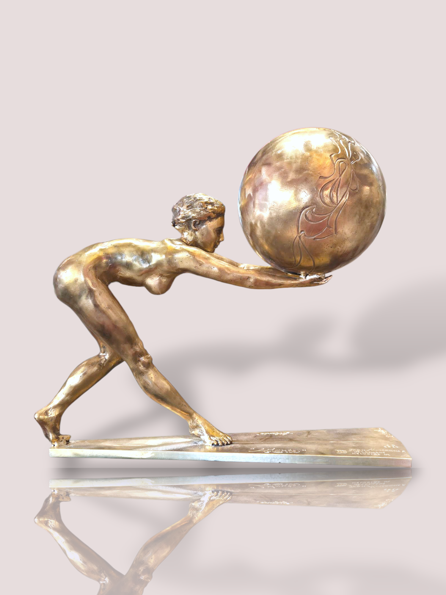 Dit Bronzen sculptuur Atlante van kunstenaarsduo Jean Marianne Bremers is een verfijnd kunstobject met de beeltenis van een vrouw die de wereld als een bol in haar handen draagt. Een extra mooi element aan dit beeld is de kleur van het beeld, een prachtige warm gouden bronskleur.

Dit unieke sculptuur is in een oplage van 6 gemaakt, het betreft hier nummer 1 van 6. Het beeld is 50 cm bij 56 cm en weegt 20 kilo. Dit beeld voegt een vleugje elegantie en artistieke flair toe aan elke ruimte. Plaats het op een prominente plek in uw huis of kantoor voor een opvallend visueel middelpunt dat gesprekken inspireert.