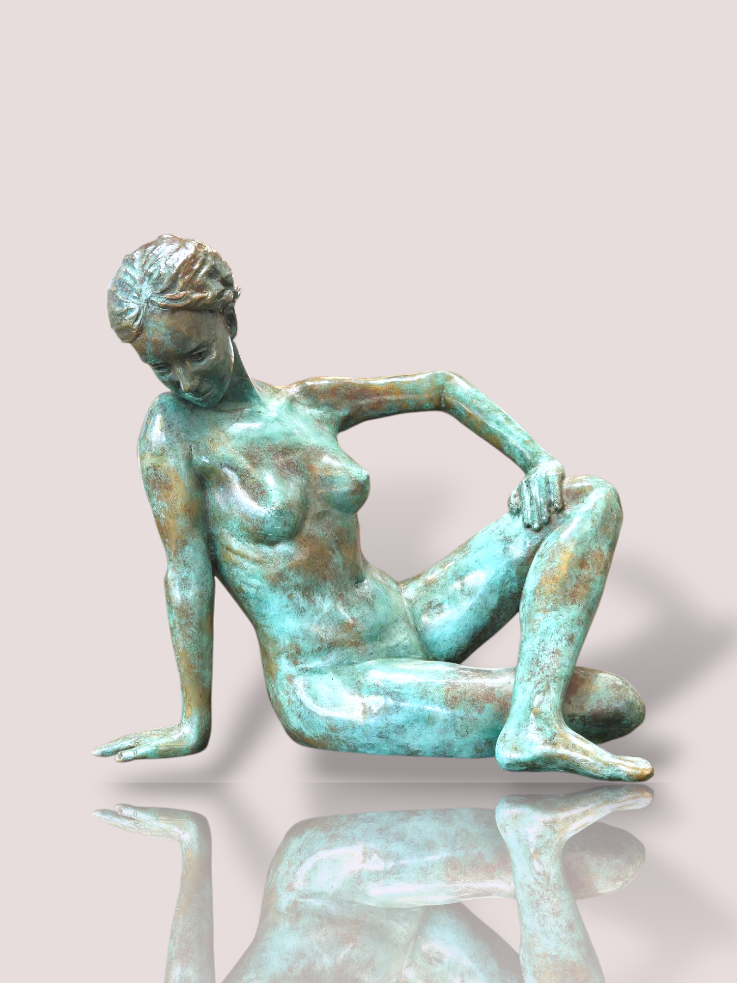 Dit Bronzen sculptuur 'Prosperina' van Jean Marianne Bremers is een verfijnd kunstwerk van een vrouwelijke godin uitgevoerd is groen patina brons. Dit sierlijke ontwerp is in een oplage van 6 gemaakt, het betreft hier nummer 1 van 6. Het beeld verdient een prominente plek in huis om haar artistieke schoonheid volledig tot haar recht te laten komen. Dit elegante stuk voegt een vleugje luxe en culturele waarde toe aan elke ruimte.

Het beeld is 33 bij 35 cm.