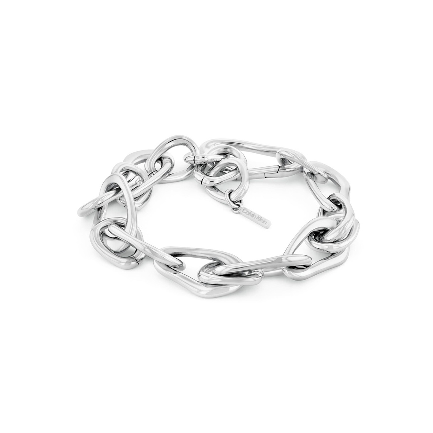 Calvin Klein CJ35000747 Dames Armband Staal
Deze stalen dames armband van Calvin Klein met nr CJ35000747 heeft een sierlijk uiterlijk. De stalen schakelarmband toont grof door zijn in elkaar gedraaide sculpturale schakels. De armband heeft een totale lengte van 17,5cm maar is op meerdere lengtes korter te dragen door het haakslot dat in meerdere schakels past. Leuk te combineren met andere sieraden uit de serie van Calvin Klein.

OVER CALVIN KLEIN
Calvin Klein is een wereldwijd lifestylemerk dat gewaagde, vooruitstrevende idealen en een verleidelijke, vaak minimalistische, esthetiek nastreeft. Calvin Klein werd groot in de jaren 70 door haar mode- en merkjeans collecties. In de jaren 80 lanceerde Calvin Klein haar spraakmakende ondergoed dat uitdrukkelijk van logo ’s voorzien was. Vanwege het grote succes is het merk ook succesvol uitgerold in Accessoires, Parfums, Home, Brillen, Golf, Horloges en Sieraden.
Sinds de oprichting in 1968 door Calvin Klein, heeft het merk haar reputatie opgebouwd als leider in de Amerikaanse mode, dankzij een cleane esthetiek en innovatieve ontwerpen. Calvin Klein wil haar publiek verleiden en inspireren door middel van provocerende beelden en opvallende ontwerpen die prikkelen. 

SPECIFICATIES:
- Stalen dames armband
- 17,5cm
- Zilverkleurig
- Glimmend