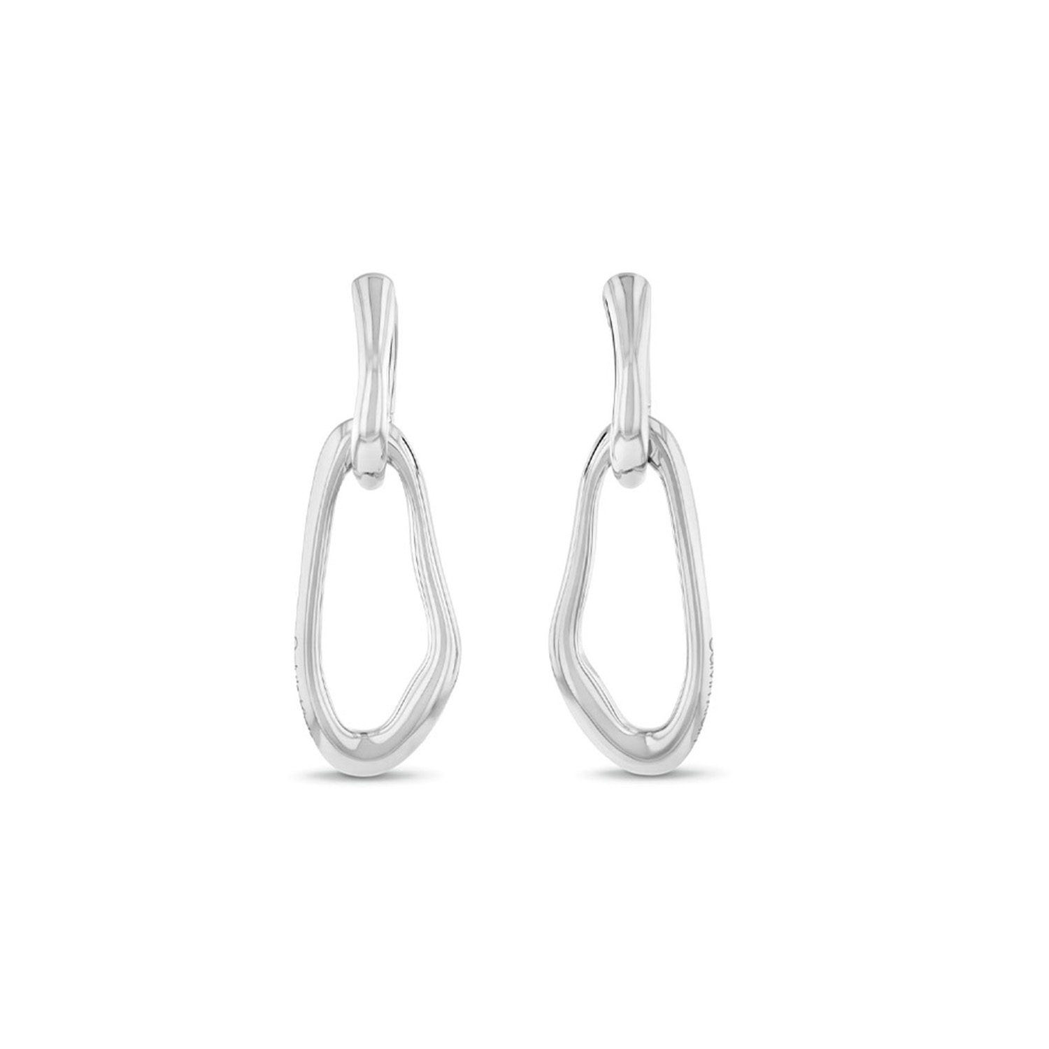 Calvin Klein CJ35000749 Dames Oorhangers Staal
Deze stalen dames oorbellen van Calvin Klein met nr CJ35000749 hebben een sierlijk uiterlijk. De stalen oorbellen hebben een sculpturale vorm, zijn gepolijst en sluiten met een scharnier. Ze bungelen mooi aan het oor. Leuk te combineren met andere sieraden uit de serie van Calvin Klein.

OVER CALVIN KLEIN
Calvin Klein is een wereldwijd lifestylemerk dat gewaagde, vooruitstrevende idealen en een verleidelijke, vaak minimalistische, esthetiek nastreeft. Calvin Klein werd groot in de jaren 70 door haar mode- en merkjeans collecties. In de jaren 80 lanceerde Calvin Klein haar spraakmakende ondergoed dat uitdrukkelijk van logo ’s voorzien was. Vanwege het grote succes is het merk ook succesvol uitgerold in Accessoires, Parfums, Home, Brillen, Golf, Horloges en Sieraden.
Sinds de oprichting in 1968 door Calvin Klein, heeft het merk haar reputatie opgebouwd als leider in de Amerikaanse mode, dankzij een cleane esthetiek en innovatieve ontwerpen. Calvin Klein wil haar publiek verleiden en inspireren door middel van provocerende beelden en opvallende ontwerpen die prikkelen. 

SPECIFICATIES:
- Stalen dames oorbellen
- 5,5cm
- Zilverkleurig
- Glimmend