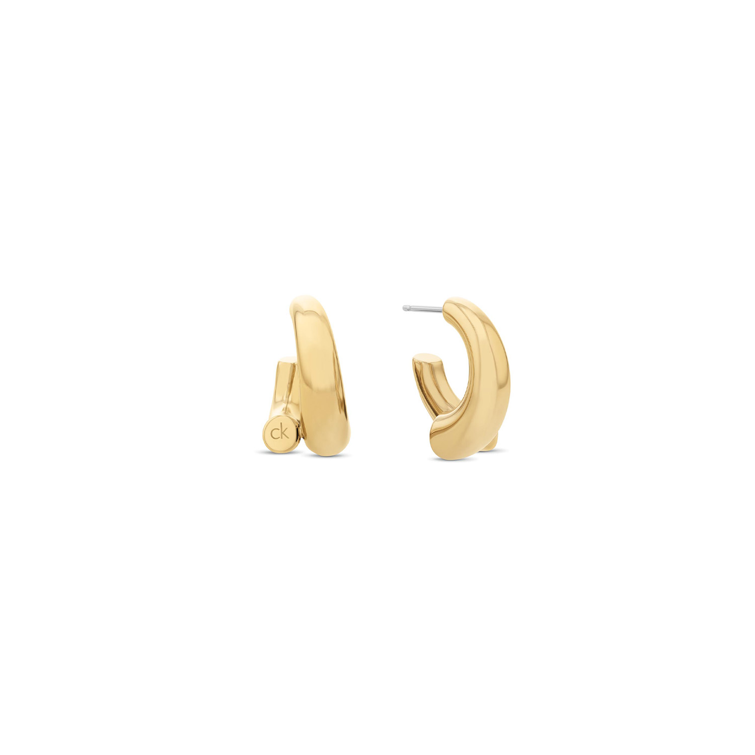 Calvin Klein CJ35000765 Dames Oorhangers Staal GP
Deze stalen goudkleurige dames oorbellen van Calvin Klein met nr CJ35000765 hebben een strak uiterlijk. De stalen oorbellen hebben een sculpturale vorm, zijn gepolijst en sluiten met een poussette. Ze sluiten mooi aan op het oor. Leuk te combineren met andere sieraden uit de serie van Calvin Klein.

OVER CALVIN KLEIN
Calvin Klein is een wereldwijd lifestylemerk dat gewaagde, vooruitstrevende idealen en een verleidelijke, vaak minimalistische, esthetiek nastreeft. Calvin Klein werd groot in de jaren 70 door haar mode- en merkjeans collecties. In de jaren 80 lanceerde Calvin Klein haar spraakmakende ondergoed dat uitdrukkelijk van logo ’s voorzien was. Vanwege het grote succes is het merk ook succesvol uitgerold in Accessoires, Parfums, Home, Brillen, Golf, Horloges en Sieraden.
Sinds de oprichting in 1968 door Calvin Klein, heeft het merk haar reputatie opgebouwd als leider in de Amerikaanse mode, dankzij een cleane esthetiek en innovatieve ontwerpen. Calvin Klein wil haar publiek verleiden en inspireren door middel van provocerende beelden en opvallende ontwerpen die prikkelen. 

SPECIFICATIES:
- Stalen dames oorbellen
- 175mm
- Goudkleurig
- Glimmend