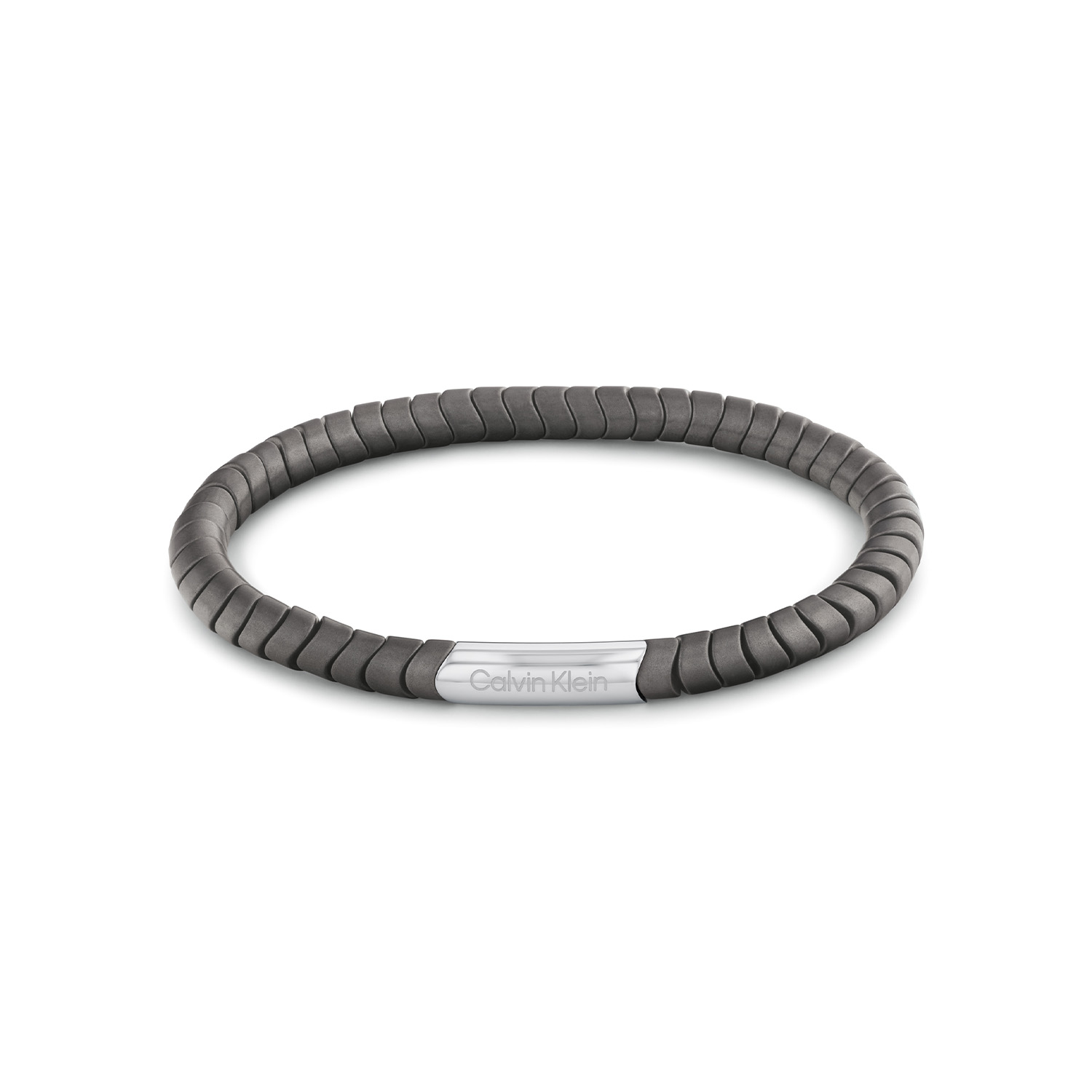 Calvin Klein CJ35100051 Heren Armband Hematiet 19,5cm
Deze heren armband van Calvin Klein met nr CJ35100051 heeft een stoer uiterlijk. De armband heeft ronde geslepen gunmetal hematiet kralen op elastiek geregen met in het midden een stalen tussenstuk. De armband heeft een gemiddelde lengte van 19,5cm en is rekbaar doordat hij van elastiek is. Leuk te combineren met andere sieraden uit de serie van Calvin Klein.

OVER CALVIN KLEIN
Calvin Klein is een wereldwijd lifestylemerk dat gewaagde, vooruitstrevende idealen en een verleidelijke, vaak minimalistische, esthetiek nastreeft. Calvin Klein werd groot in de jaren 70 door haar mode- en merkjeans collecties. In de jaren 80 lanceerde Calvin Klein haar spraakmakende ondergoed dat uitdrukkelijk van logo ’s voorzien was. Vanwege het grote succes is het merk ook succesvol uitgerold in Accessoires, Parfums, Home, Brillen, Golf, Horloges en Sieraden.
Sinds de oprichting in 1968 door Calvin Klein, heeft het merk haar reputatie opgebouwd als leider in de Amerikaanse mode, dankzij een cleane esthetiek en innovatieve ontwerpen. Calvin Klein wil haar publiek verleiden en inspireren door middel van provocerende beelden en opvallende ontwerpen die prikkelen. 

SPECIFICATIES:
- Heren armband hematiet kralen
- 19,5cm rekbaar
- Gunmetal
- Gematteerd
