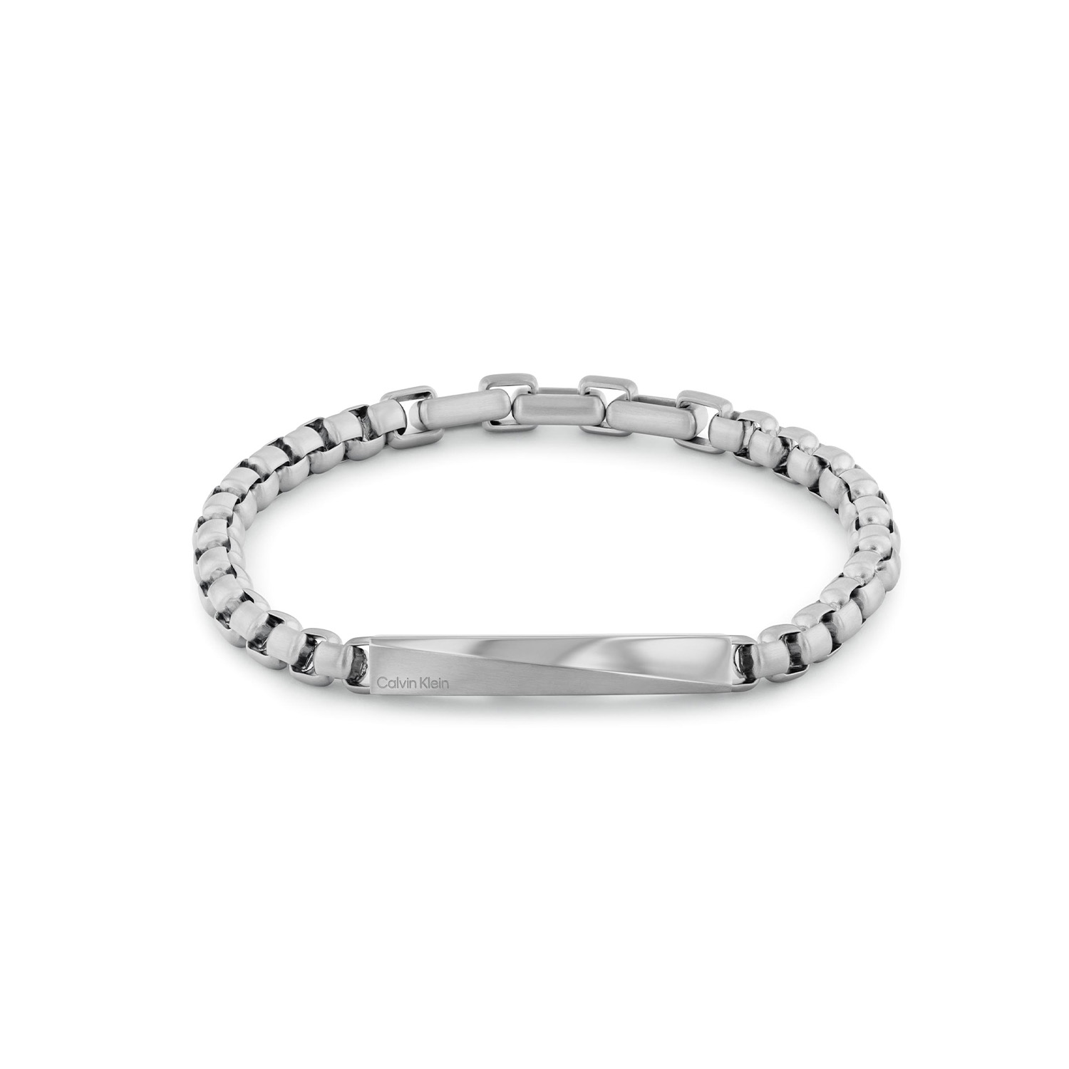 Calvin Klein CJ35100056 Heren Armband Staal 19,5cm
Deze stalen heren armband van Calvin Klein met nr CJ35100056 heeft een stoer uiterlijk. De stalen armband heeft een grove venetiaanse schakel met in het midden een speciaal gevormd tussenstuk. De armband heeft een totale lengte van 19,5cm maar is op meerdere lengtes korter te dragen door de magnetische tussenschakel. Leuk te combineren met andere sieraden uit de serie van Calvin Klein.

OVER CALVIN KLEIN
Calvin Klein is een wereldwijd lifestylemerk dat gewaagde, vooruitstrevende idealen en een verleidelijke, vaak minimalistische, esthetiek nastreeft. Calvin Klein werd groot in de jaren 70 door haar mode- en merkjeans collecties. In de jaren 80 lanceerde Calvin Klein haar spraakmakende ondergoed dat uitdrukkelijk van logo ’s voorzien was. Vanwege het grote succes is het merk ook succesvol uitgerold in Accessoires, Parfums, Home, Brillen, Golf, Horloges en Sieraden.
Sinds de oprichting in 1968 door Calvin Klein, heeft het merk haar reputatie opgebouwd als leider in de Amerikaanse mode, dankzij een cleane esthetiek en innovatieve ontwerpen. Calvin Klein wil haar publiek verleiden en inspireren door middel van provocerende beelden en opvallende ontwerpen die prikkelen. 

SPECIFICATIES:
- Stalen heren armband
- 19,5cm verlengbaar
- Zilverkleurig
- Glimmend