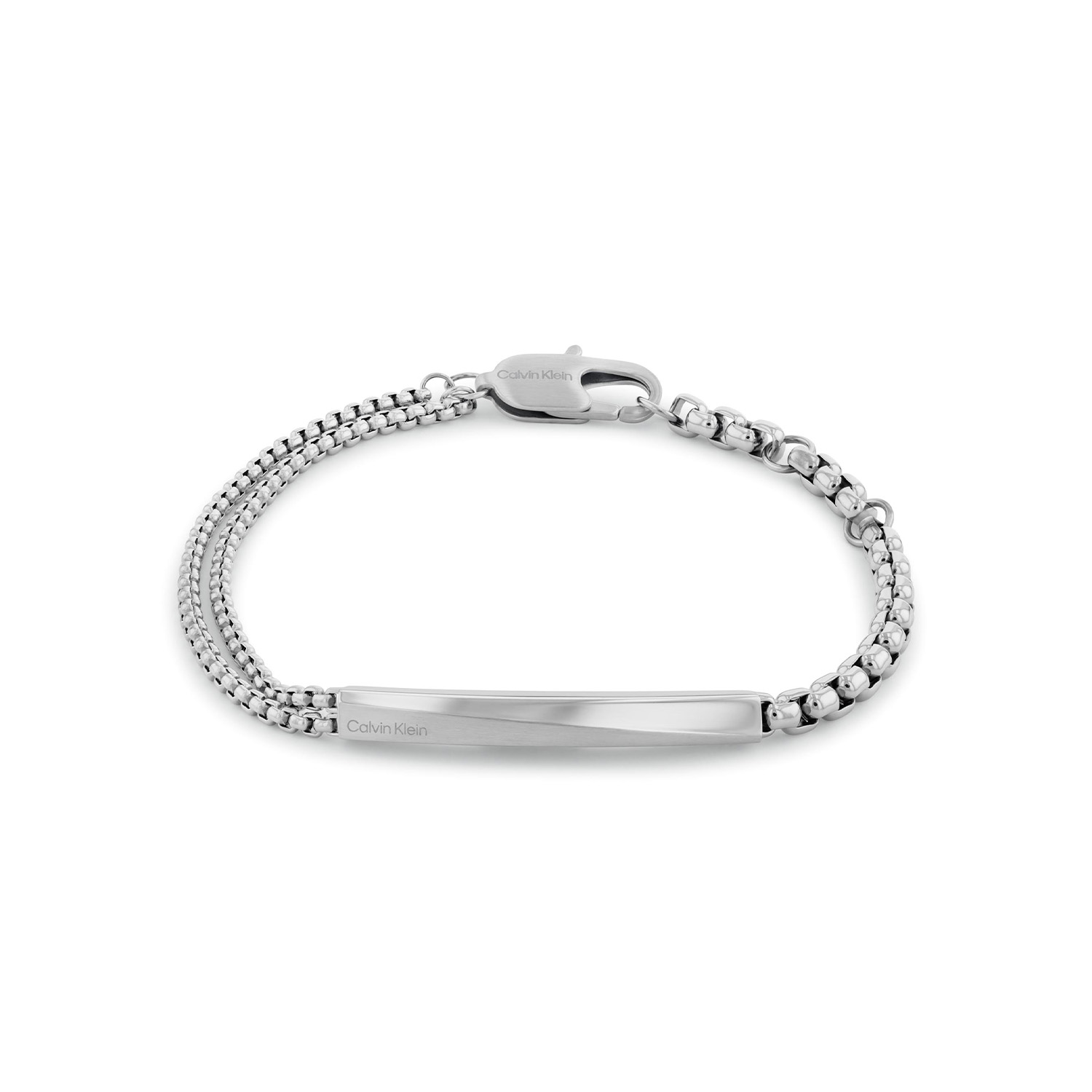 Calvin Klein CJ35100058 Heren Armband Staal 19,5cm
Deze stalen heren armband van Calvin Klein met nr CJ35100058 heeft een sierlijk uiterlijk. De stalen armband heeft 2 verschillende schakelsoorten met in het midden een speciaal gevormd tussenstuk. De armband heeft een totale lengte van 19,5cm maar is op meerdere lengtes korter te dragen door de tussenogen. Leuk te combineren met andere sieraden uit de serie van Calvin Klein.

OVER CALVIN KLEIN
Calvin Klein is een wereldwijd lifestylemerk dat gewaagde, vooruitstrevende idealen en een verleidelijke, vaak minimalistische, esthetiek nastreeft. Calvin Klein werd groot in de jaren 70 door haar mode- en merkjeans collecties. In de jaren 80 lanceerde Calvin Klein haar spraakmakende ondergoed dat uitdrukkelijk van logo ’s voorzien was. Vanwege het grote succes is het merk ook succesvol uitgerold in Accessoires, Parfums, Home, Brillen, Golf, Horloges en Sieraden.
Sinds de oprichting in 1968 door Calvin Klein, heeft het merk haar reputatie opgebouwd als leider in de Amerikaanse mode, dankzij een cleane esthetiek en innovatieve ontwerpen. Calvin Klein wil haar publiek verleiden en inspireren door middel van provocerende beelden en opvallende ontwerpen die prikkelen. 

SPECIFICATIES:
- Stalen heren armband
- 19,5cm verstelbaar
- Zilverkleurig
- Glimmend