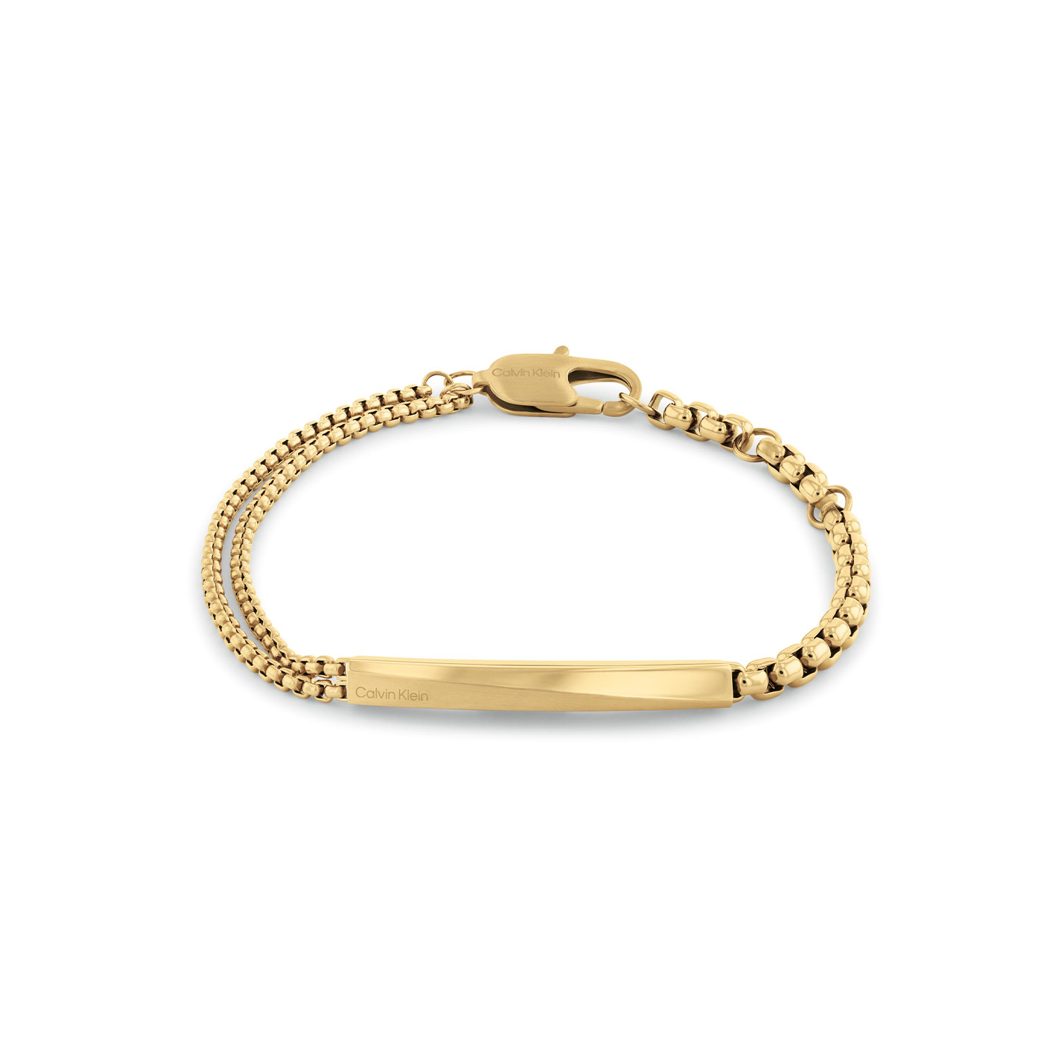Calvin Klein CJ35100066 Heren Armband Staal GP 19,5cm
Deze stalen heren armband van Calvin Klein met nr CJ35100066 heeft een stoer uiterlijk. De goudkleurige stalen armband heeft een speciaal gevormde plaat met aan één kant een grove venetiaanse schakel en aan de andere kant 2 fijne kettinkjes. De armband heeft een totale lengte van 19,5cm maar is op meerdere lengtes te dragen door de extra tussenogen waar je de karabijnsluiting aanhaakt. Leuk te combineren met andere sieraden uit de serie van Calvin Klein.

OVER CALVIN KLEIN
Calvin Klein is een wereldwijd lifestylemerk dat gewaagde, vooruitstrevende idealen en een verleidelijke, vaak minimalistische, esthetiek nastreeft. Calvin Klein werd groot in de jaren 70 door haar mode- en merkjeans collecties. In de jaren 80 lanceerde Calvin Klein haar spraakmakende ondergoed dat uitdrukkelijk van logo ’s voorzien was. Vanwege het grote succes is het merk ook succesvol uitgerold in Accessoires, Parfums, Home, Brillen, Golf, Horloges en Sieraden.
Sinds de oprichting in 1968 door Calvin Klein, heeft het merk haar reputatie opgebouwd als leider in de Amerikaanse mode, dankzij een cleane esthetiek en innovatieve ontwerpen. Calvin Klein wil haar publiek verleiden en inspireren door middel van provocerende beelden en opvallende ontwerpen die prikkelen. 

SPECIFICATIES:
- Stalen heren armband
- 19,5cm
- Goudkleurig
- Glimmend