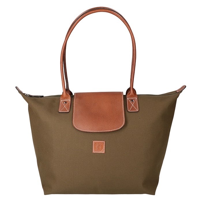 De LD Design Shopper Canvas in Hunter Groen, modelnummer FU 5101 Green-Cognac, is een stijlvolle en veelzijdige schoudertas. Met zijn duurzame canvasmateriaal en elegante cognac accenten is deze tas perfect voor dagelijks gebruik. Draag hem casual over je schouder of in de hand voor een chique look. Een must-have accessoire voor elke garderobe!

Afmetingen:
Hoogte 32cm x breed 43cm x diep 18cm