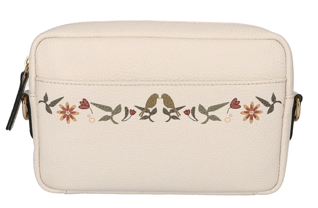De LD Design Lola crossbody in off-white (modelnummer 25147247 OFF WHITE) is een stijlvolle en veelzijdige tas. Eigenschappen: categorie - tassen; type - crossbodytassen. Deze crossbody is perfect voor dagelijks gebruik dankzij het compacte ontwerp, gemak en stijlvolle uitstraling. Draag hem diagonaal over je lichaam voor een zorgeloze en modieuze look.

Afmetingen:
Hoogte 15cm x breed 24cm x diep 6cm