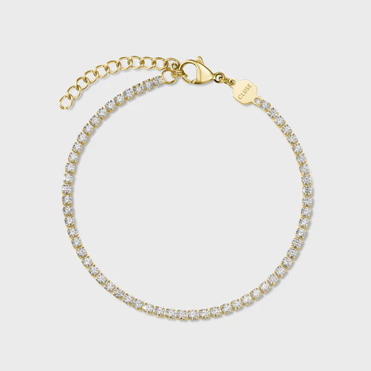 Upgrade je elegantie met de goudkleurige tennisarmband voor dames, versierd met zirkonia steentjes. Voeg een beetje sprankeling toe aan je dagelijkse look, of laat het de finishing touch zijn voor een speciale gelegenheid. De tennisarmband is verstelbaar in maat min 160 mm - max 200 mm.
