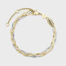 Geef je dagelijkse look een boost met de tweekleurige gevlochten snake-armband voor dames. Dit unieke tweekleurige sieraad heeft een gevlochten ontwerp en combineert de rijke kleur van goud met de strakke verfijning van zilverkleurig. De contrasterende tinten creëren een boeiend visueel effect, waardoor het een veelzijdig accessoire is dat bij elke stijl past. Deze armband is perfect voor elke gelegenheid en voegt een vleugje moderne elegantie en tijdloze charme toe aan je sieradencollectie. De armband is verstelbaar in maat min 160 mm - max 200 mm.