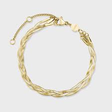 Geef je dagelijkse look een boost met de goudkleurige gevlochten snake-armband voor dames. Dit prachtige exemplaar heeft een gevlochten ontwerp met een verfijnde goudkleurige afwerking. Of je hem nu combineert met een casual outfit of een formele look, deze armband voegt een vleugje verfijnde elegantie toe aan je outfit. De armband is verstelbaar in maat min 160 mm - max 200 mm.