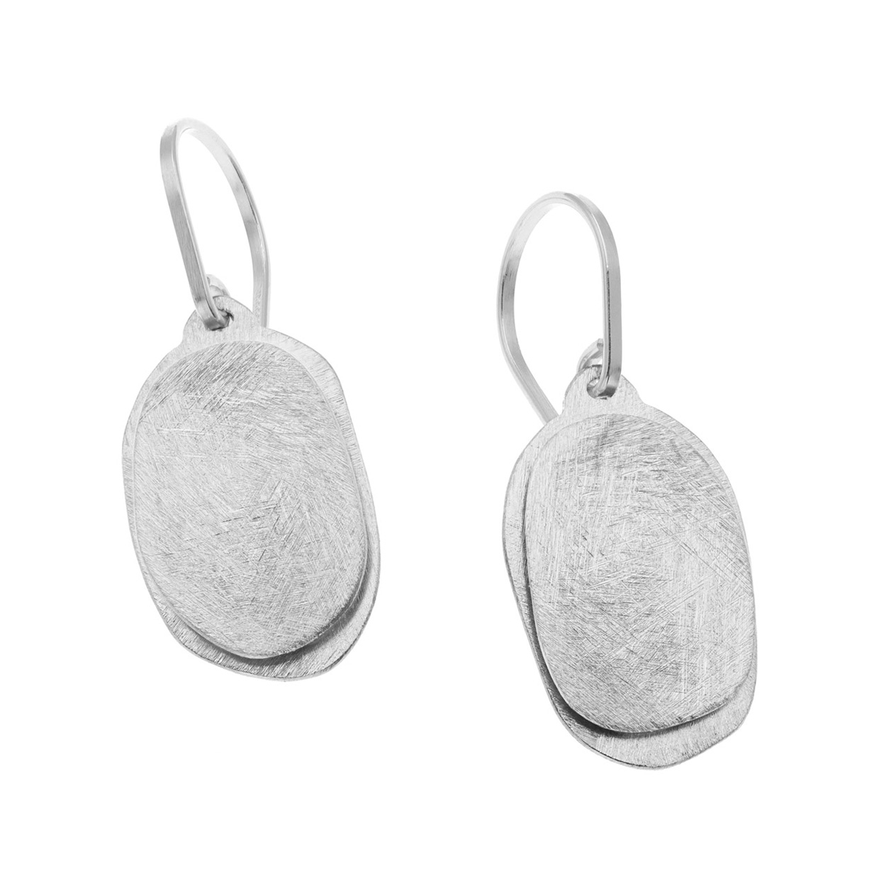 Het merk DECO ECHO is een combinatie van modern design en traditioneel vakmanschap. Door de strakke lijnen en unieke vormen zijn deze sieraden stuk voor stuk een klein kunstwerkje. De sieraden zijn gemaakt van sterling zilver. Ook wordt er gebruik gemaakt van verguld zilver.