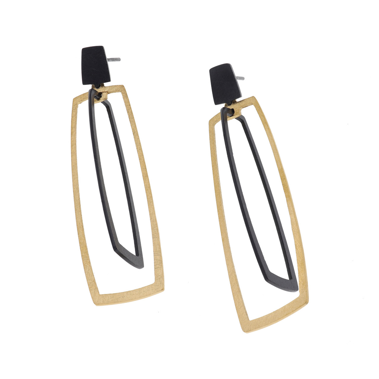 Oorbellen met geoxideerd zilver en verguld zilver.

Het merk DECO ECHO is een combinatie van modern design en traditioneel vakmanschap. Door de strakke lijnen en unieke vormen zijn deze sieraden stuk voor stuk een klein kunstwerkje. De sieraden zijn gemaakt van sterling zilver. Ook wordt er gebruik gemaakt van verguld zilver.