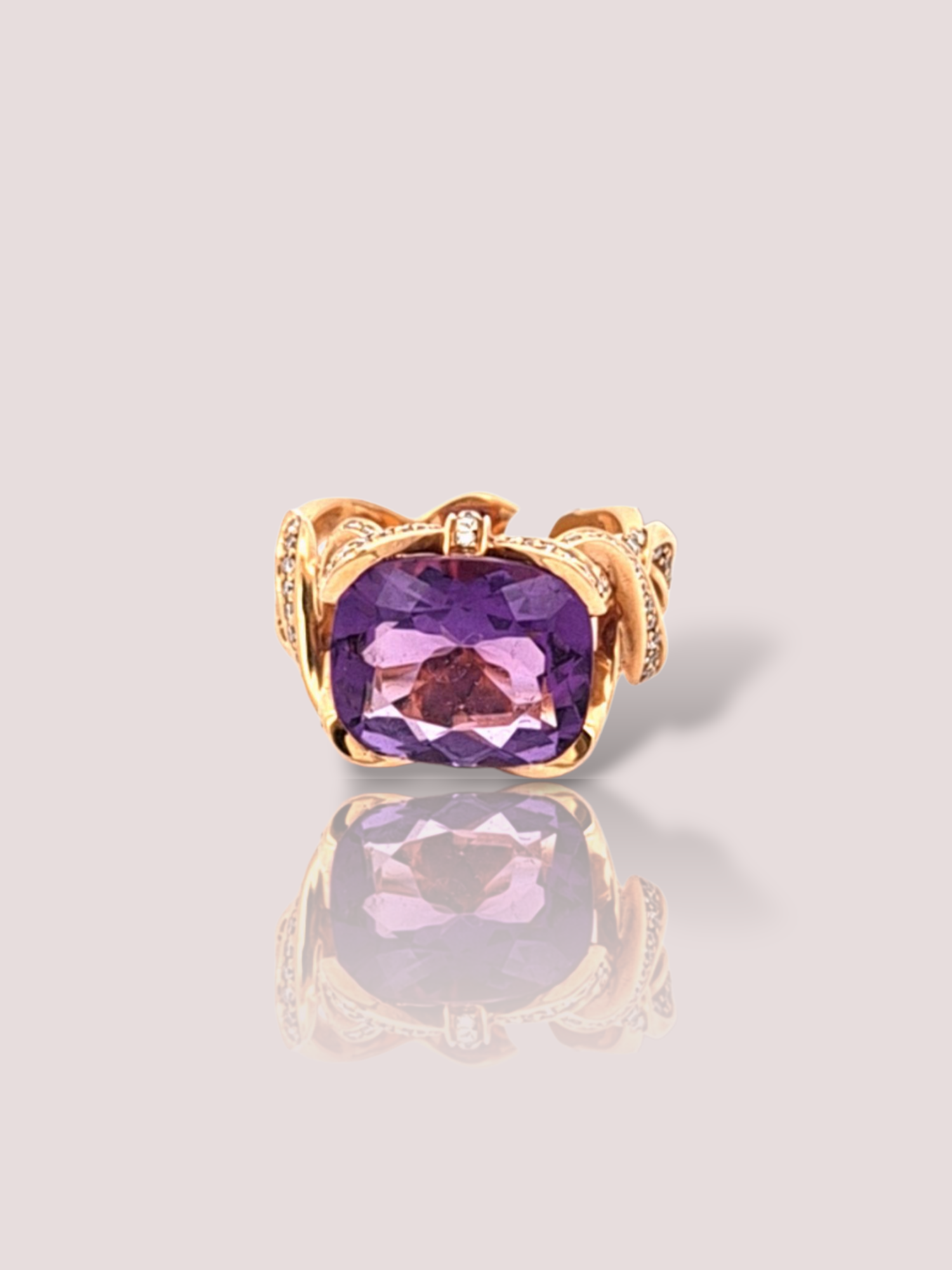 Deze prachtige vintage 18k geel gouden statement ring is versierd met een glinsterende amethist en sprankelende diamanten. De ring heeft een uniek en opvallend design, perfect voor een speciale gelegenheid of om je dagelijkse look op te helderen. Draag deze ring met trots en laat hem stralen aan je hand. Verrijk je sieradencollectie met deze tijdloze eyecatcher.