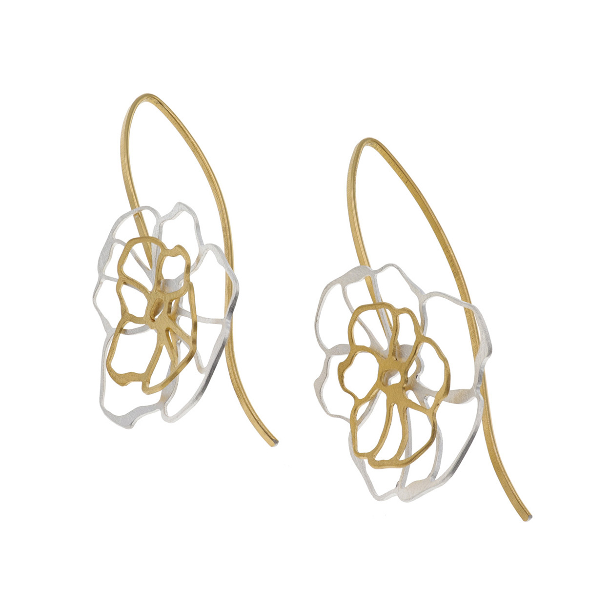 Het merk DECO ECHO is een combinatie van modern design en traditioneel vakmanschap. Door de strakke lijnen en unieke vormen zijn deze sieraden stuk voor stuk een klein kunstwerkje. De sieraden zijn gemaakt van sterling zilver. Ook wordt er gebruik gemaakt van verguld zilver.