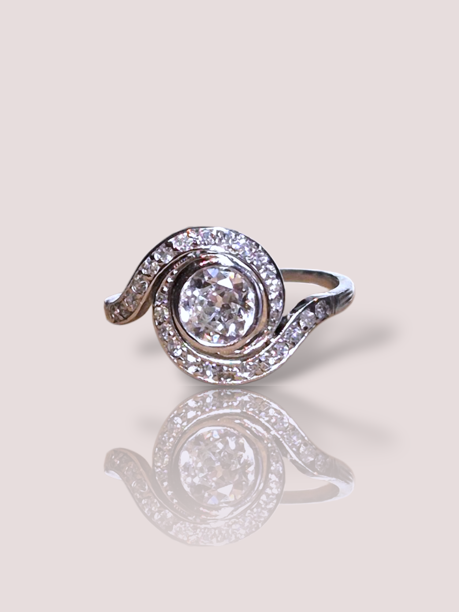 Deze vintage platina art-deco diamanten ring straalt pure elegantie uit met zijn gedetailleerde design en fonkelende diamanten. De ring is een tijdloos stuk dat perfect is voor speciale gelegenheden of als een statement piece voor dagelijks gebruik. Draag het met trots om je hand te laten schitteren en je outfit compleet te maken.

De center stone is een 0,65ct Bolsjewiek geslepen diamant, welke wordt omringd door 26 kleinere witte diamanten. 