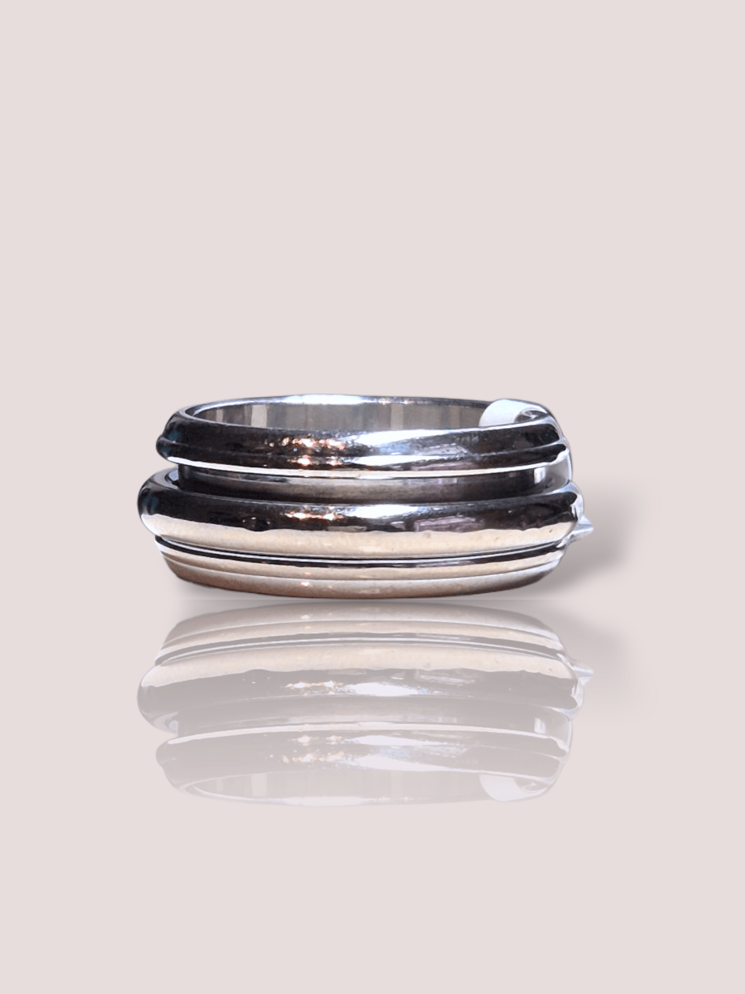 Deze prachtige vintage 18k witgouden Piaget Posessions ring is voorzien van een elegant ontwerp en hoogwaardige materialen. De ring is subtiel en tijdloos en kan op verschillende manieren worden gedragen, van casual tot chique gelegenheden. Combineer het met andere gouden accessoires voor een luxe uitstraling of draag het als een statement piece op zichzelf. Laat deze ring stralen op jouw hand en maak elke outfit compleet.