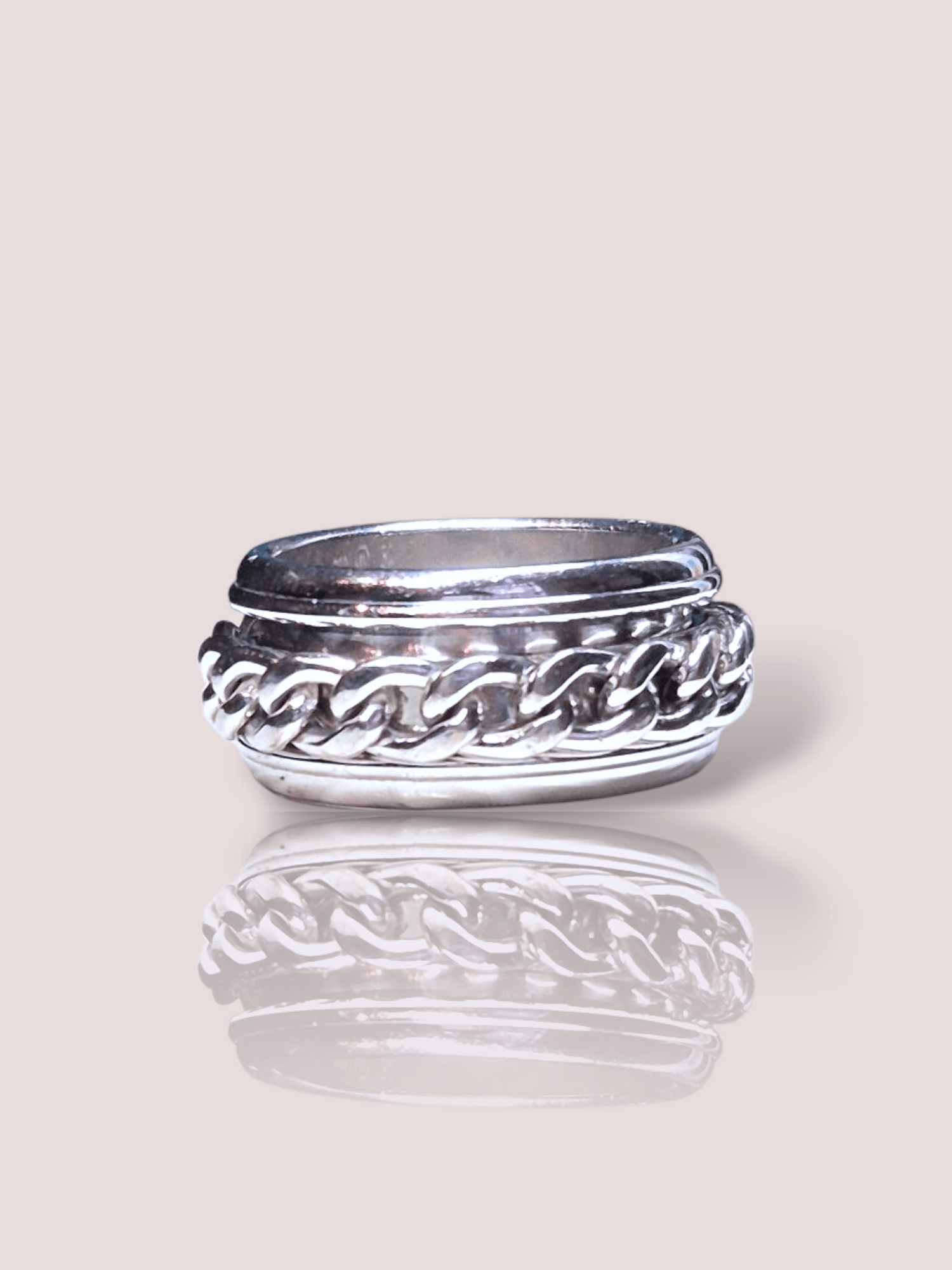 Deze vintage Piaget Possessions chain ring is gemaakt van 18K witgoud en heeft een uniek design met een beweegbare chain. Dit schitterende sieraad kan op verschillende manieren gedragen worden, bijvoorbeeld als statement ring of als hanger aan een ketting. Een tijdloos stuk dat elke outfit een luxe uitstraling geeft. Beslis hoe je het draagt en maak een statement.

De ring is 11 mm breed, deze ring kan helaas niet vermaakt worden.