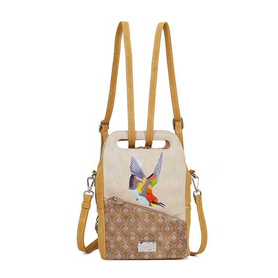 De Zzzerenade hand/schouder tas/backpack in bruin, model ZZ04, is een veelzijdige accessoire die perfect is voor dagelijks gebruik. Deze tas valt onder de categorie "BAGS" en is van het type "CROSSBODY_BAGS". Draag hem als crossbody tas voor gemak en stijl, of als rugzak voor een handsfree ervaring. Ideaal voor elke gelegenheid.