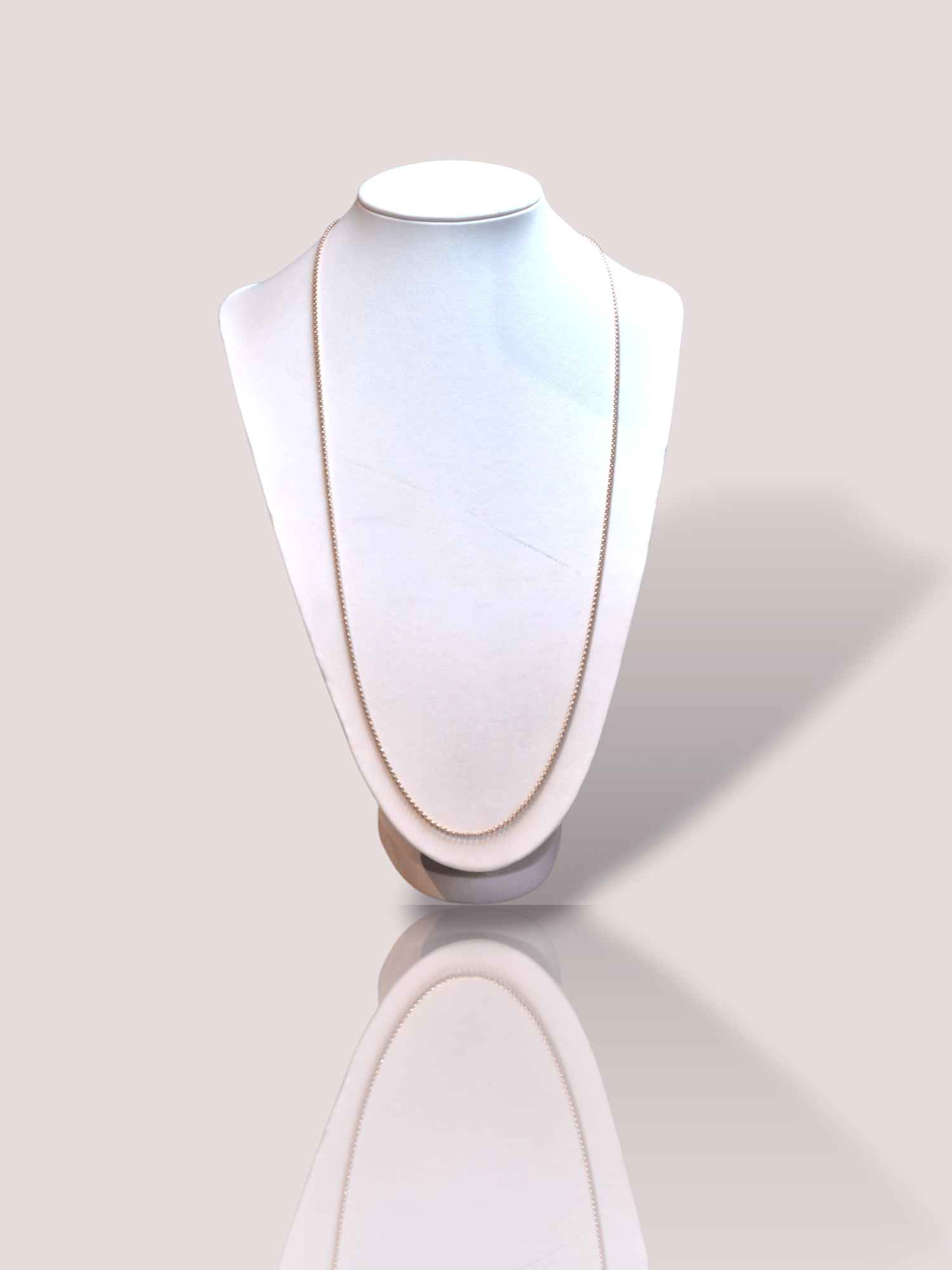 Dit prachtige vintage collier is gemaakt van 14k geel goud en beschikt over elegante mini jasseron schakels. Dit collier heeft een prachtige lengte van 80 cm en heeft door de verfijnde afwerking een tijdloze uitstraling, perfect voor elke gelegenheid. Ideaal om solo te dragen voor een subtiele elegantie of gecombineerd met andere kettingen voor een modieuze gelaagde look. Maar dit collier leent zich ook uitstekend om een hanger aan te dragen. 

Kortom een onmisbaar accessoire voor elke sieradenliefhebber.