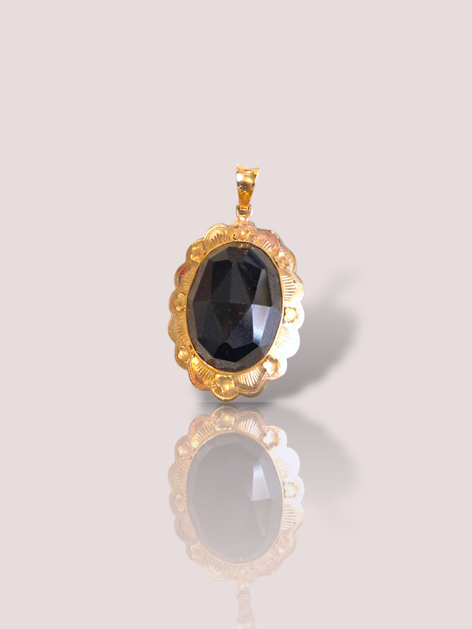 Deze vintage 14k geel gouden hanger met granaat is een elegante hanger met een kleurrijke edelsteen, ideaal voor dagelijks gebruik. Draag het aan een fijne gouden ketting voor een klassieke look, perfect voor elke gelegenheid en outfit. Een tijdloos accessoire dat elke stijl verrijkt.

De granaat is 2 bij 1,5 cm en de hanger is in het geheel 3 bij 2 cm.