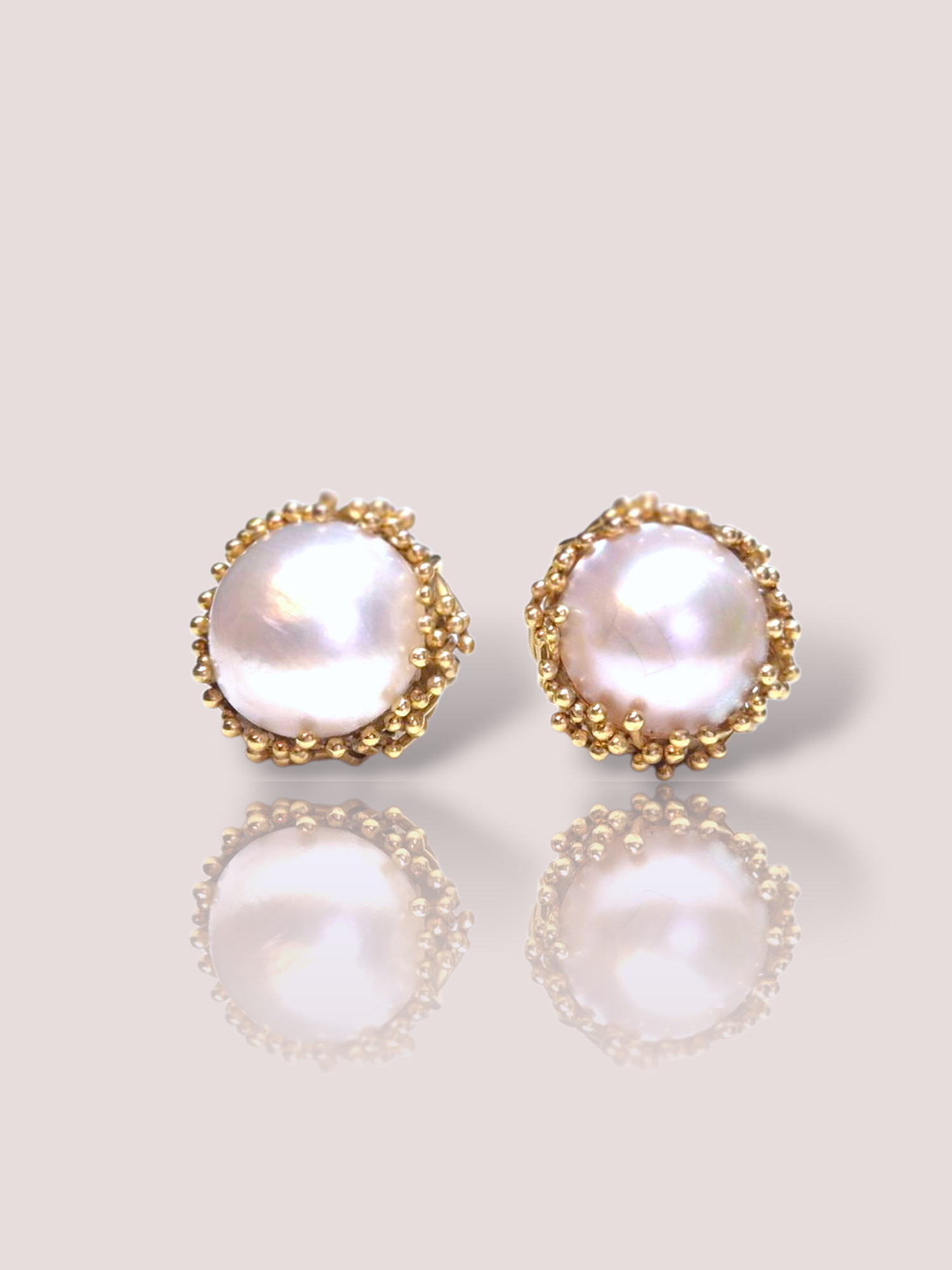 Deze vintage 18k geel gouden design oorstekers zijn verfijnd en elegant. Ze hebben prachtige grote parels als middelpunt, wat ze een klassiek tintje geeft. De parels worden gedragen door prachtige goud bewerkte oorstekers. Draag deze oorstekers met een opgestoken kapsel of een nette paardenstaart voor een verfijnde en tijdloze look die je uitstraling verfijnt. Perfect voor formele gelegenheden!

De doorsnede van de oorstekers is 2 cm.