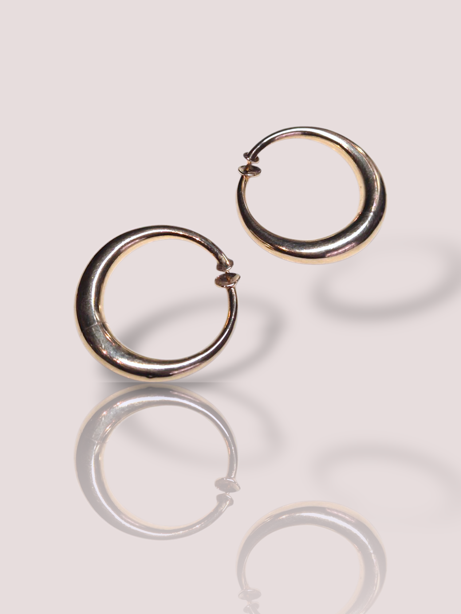 Deze Vintage 14k geel gouden oorringen, zijn prachtige creolen die elke look verfijnen. De oorringen zijn circa 4 cm in doorsnede en tonen een cirkel aan de voorkant, de oorringen hangen dus over dwars.

Ze stralen tijdloze elegantie uit, perfect voor zowel dagelijks gebruik als speciale gelegenheden. Draag ze met opgestoken haar om de verfijnde details extra te benadrukken. Een must-have accessoire voor elke juwelenliefhebber die houdt van klassieke stijl.