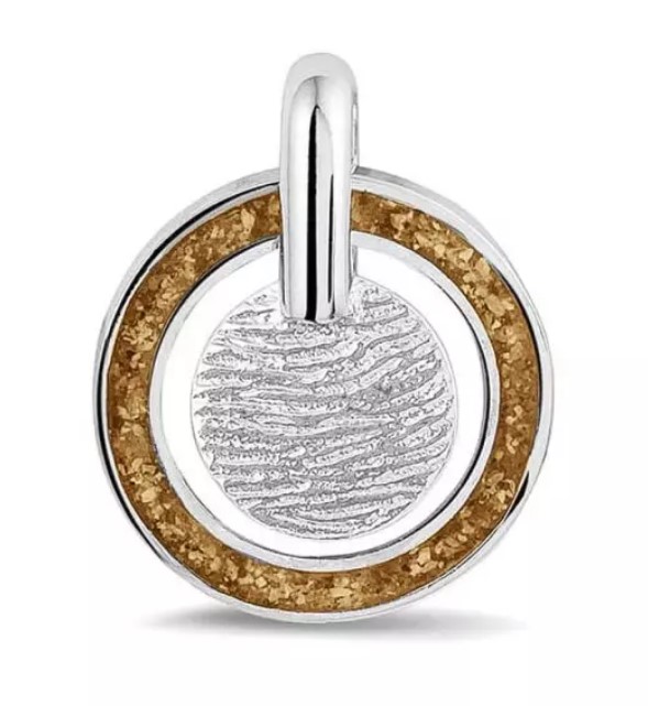 Vingerafdruk-hanger met gladde rand waar as in geplaatst kan worden.
Prijs is inclusief vingerafdruk en as-plaatsing.
Exclusief collier.