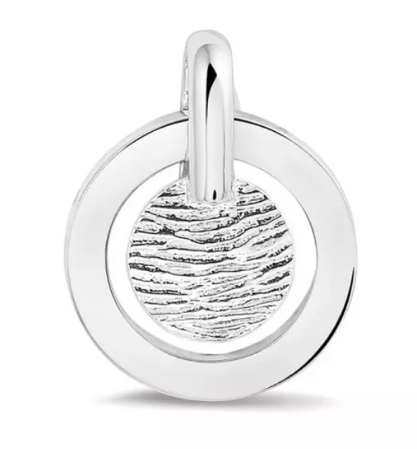 Zilveren hanger met een vingerafdruk erin verwerkt.