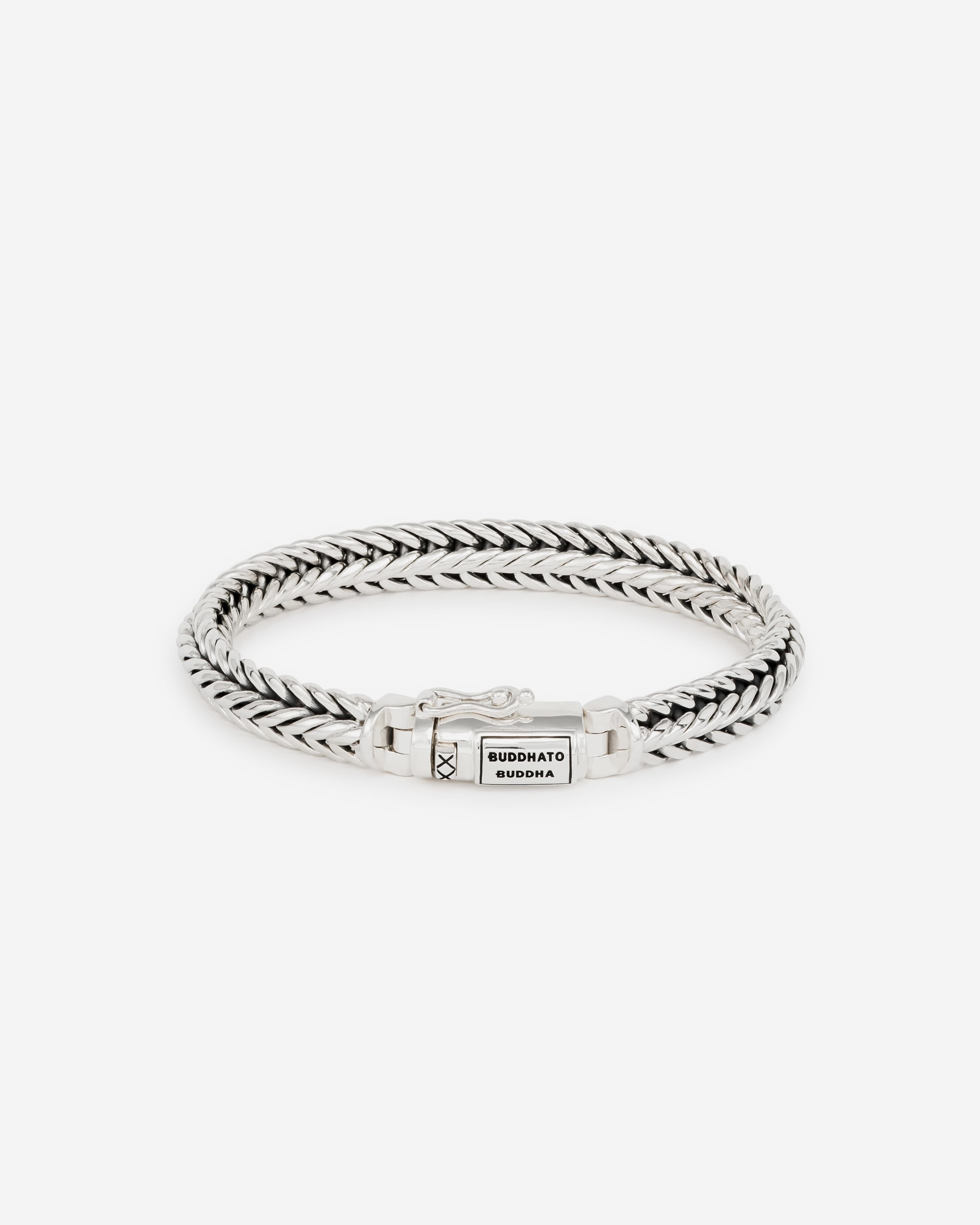 De Nurul XS Armband is een ode aan verfijning en gedetailleerd vakmanschap. Deze sierlijke armband, met zijn unieke en ingewikkelde schakeldesign, is een subtiele weerspiegeling van de schoonheid in complexiteit. Elk schakel vertelt een verhaal van toewijding, precisie en de kunst van het handwerk. Gemaakt uit gerecycled zilver, is de Nurul XS niet alleen een sieraad, maar ook een statement van duurzaamheid en kwaliteit.