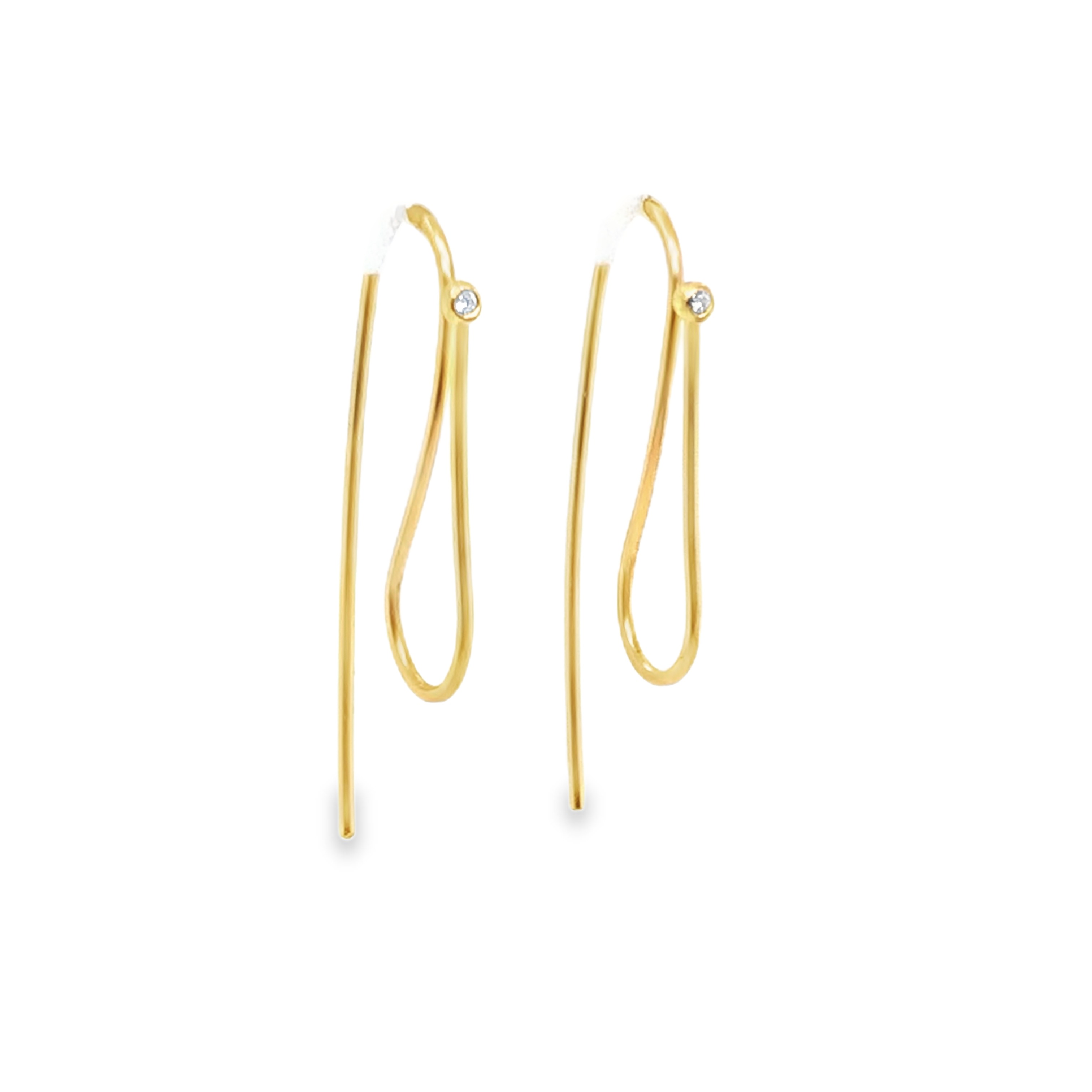 Diese eleganten Anhänger-Ohrringe aus hochwertigem Gold 750 und funkelnden Brillanten verleihen jedem Look einen Hauch von Luxus. Insbesondere für Langhaarfrisuren  geeignet, kommen Perlen, Farbstein- oder Schmuckeinhänger perfekt zur Geltung. Sie sind ideal für besondere Anlässe und lassen sich am besten mit offenem Haar tragen, um ihre Schönheit voll zur Geltung zu bringen.