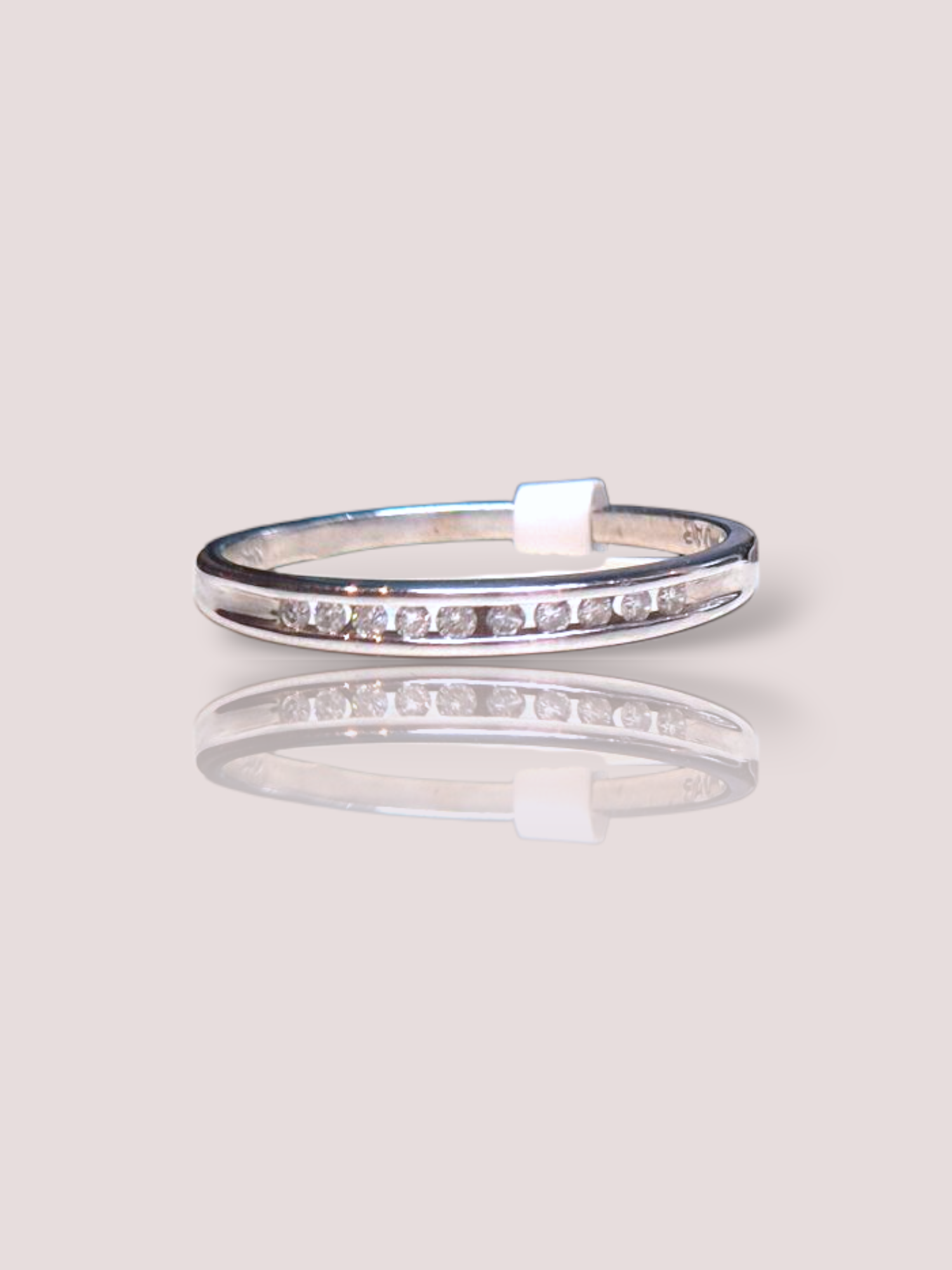 Deze vintage 14k witgouden rijring met diamanten heeft een tijdloos en elegant ontwerp. Met 10 glinsterende diamanten die prachtig zijn gezet, straalt deze ring luxe uit. De beste manier om het te dragen is als een statement stuk op zichzelf, of gelaagd met andere ringen voor een trendy look. Deze ring is perfect voor speciale gelegenheden of gewoon om je dagelijkse outfit op te fleuren.